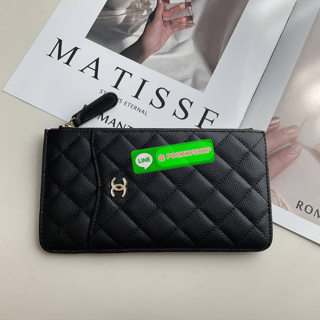 พร้อมส่งแล้วค่ะ ❤️🤍 พร้อมส่งที่ไทยค่าา กระเป๋าสตางค์รับทรัพย์ แนะนำรุ่นนี้เลยคะ งานกิ้ฟ กระเป๋าสตางค์ทรงสวย สะดุดตา หนังสัมผัสลายด้าน จากแบรนด์ CHANEL ด้านหน้ามีโลโก้แบรนด์ CC สีทองหรู มีช่องซิปยาว ใส่ธนบัตร ด้านหน้าใส่มือถือขนาดเท่า NOTE10