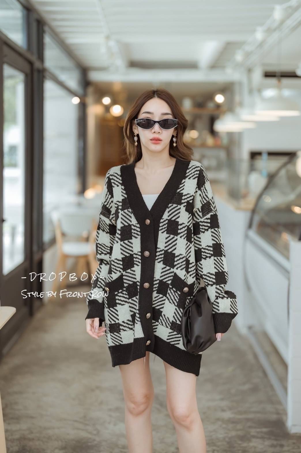 DROPBOX Style by Front Row Korea Oversize 2 Tone Big Shino Long Sleeves Knitting Cadigan เสื้อคาดิเเกนไหมพรมเเขนยาว งานผ้าไหมพรมทรงโอเวอร์ไซส์ กระดุมเรียงหน้า ผ้าไหมพรมนิ่มๆ รุ่นนี้ทรงโอเวอร์ไซส์ใส่เกาหลีๆ เลยคะสาวๆ