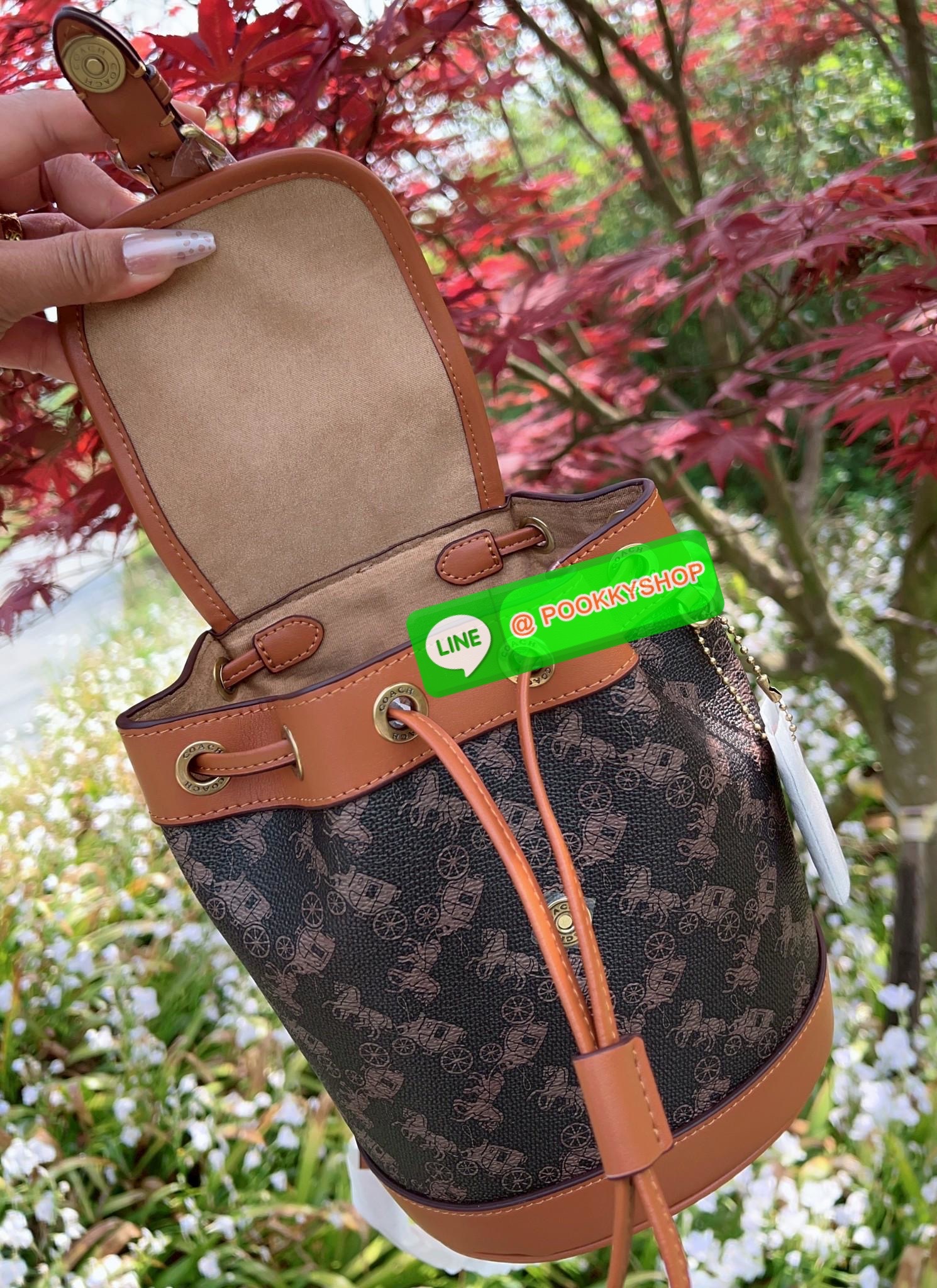 NEW ARRIVAL! **สินค้าเข้าใหม่** COACH HARPER BACKPACK WITH HORSE AND CARRIAGE PRINT ((CAM31)) 🔖พร้อมส่งใหม่ล่าสุด! กระเป๋าสะพายมีหูหจับด้านบน ที่สามารถพกพาไปไหนมาไหนได้ตลอดเวลา หนังแท้อย่างดีนิ่มสวย((หนังไม่แข็งทื่อนะคะ))ตัวกระเป๋าปริ้นท์ลายรถม้าอ
