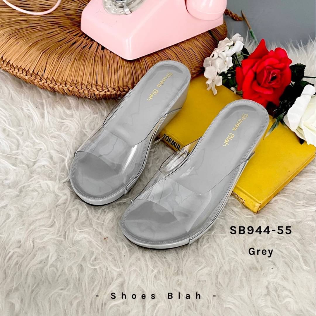 รุ่นท็อปฮิต สินค้าเข้าเพิ่มแล้วนะคะ ใครรออยู่รีบสั่งเลยจ้า รองเท้าทรงสวม วัสดุพลาสติกใสอย่างดี ไม่บาดเท้า ใส่แล้วเท้าเรียวสวย โชว์ผิวเท้า ขับผิวเท้าแลดูเงางาม พื้นนิ่ม ใส่สบายเท้า(สินค้าถ่ายจากงานจริงคะ) สูง 2 นิ้ว