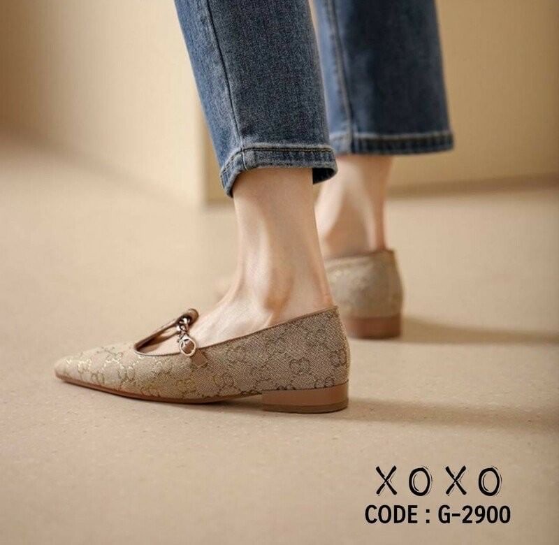 สินค้าพร้อมส่ง งานสวม หน้าวี สวย เก๋ ใส่แล้วขาเรียบมยาว มีส้นเล็กน้อย กำลังใส่สบาย ด้านหน้าคาดร้อยโซ่แต่ง สวยงาม แมทส์ชุดง่าย น้ำหนักเบา