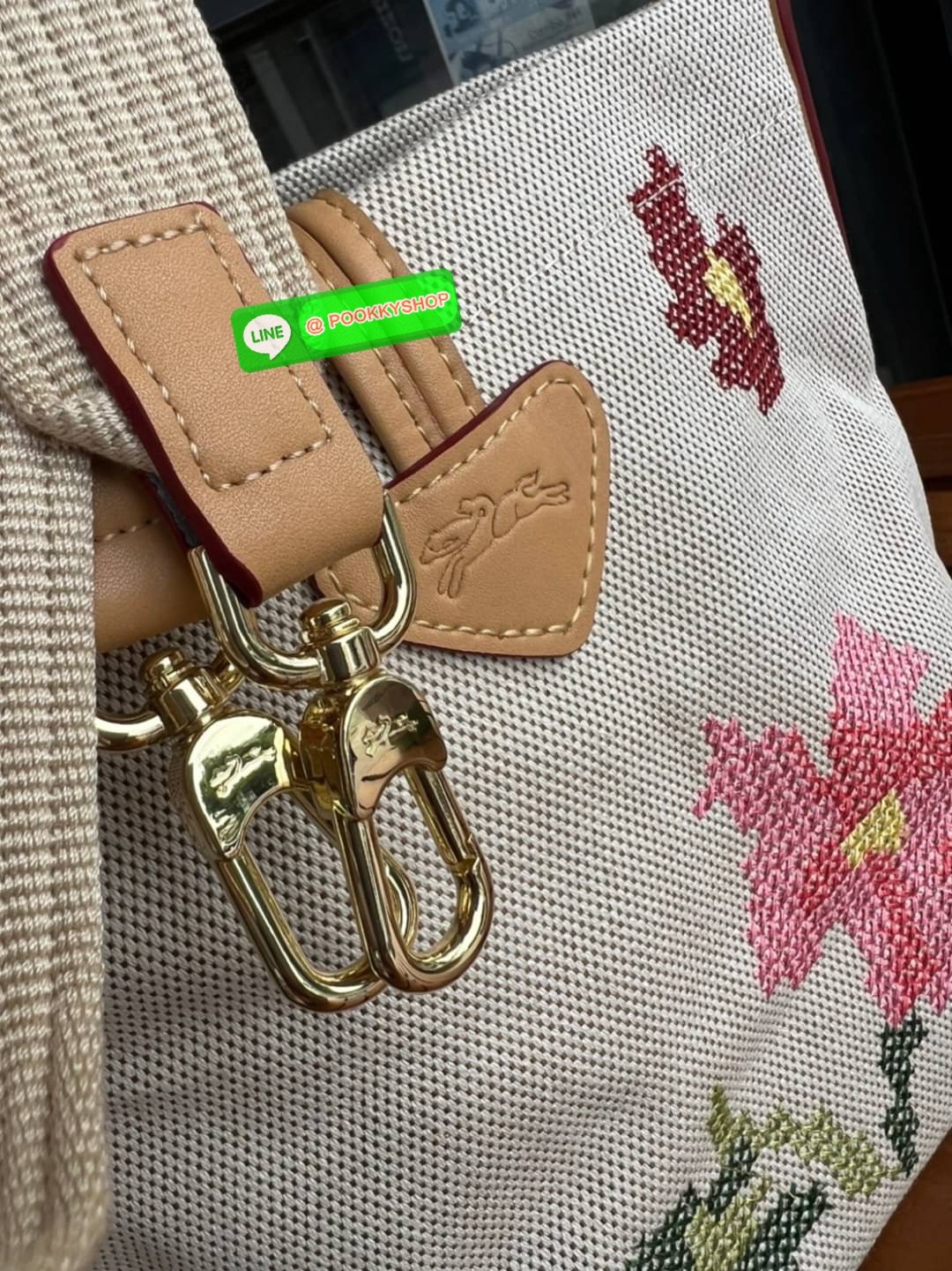 Longchamp Roseau Essential Fleurs กระเป๋าทรงถังขนาดเล็ก วัสดุผ้าฝ้าย ลายปักษ์ดอกกุหลาบ Roseau เป็นคอลเล็คชั่นที่สดใสและเรียบง่าย ซับในสีพื้น อะไหล่สีทอง น้ำหนักเบา จุของได้เยอะ มีสายสะพายไล่ ถอดสายได้ Crossbody ได้