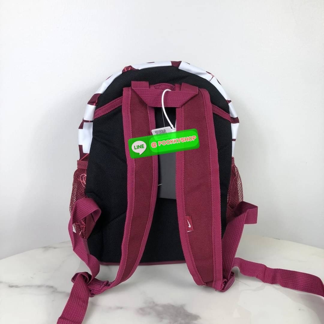 กระเป๋าเป้ NIKE ด้านหน้ามีช่องซิป 1 ช่อง ด้านบนเป็นซิปคู่ ด้านในโล่ง ด้านข้างมีช่องใส่ขวดน้ำได้ทั้ง 2 ข้างค่ะ หูหิ้วด้านบนสูง 4 cm สายสะพาย สามารถปรับได้ Free Size