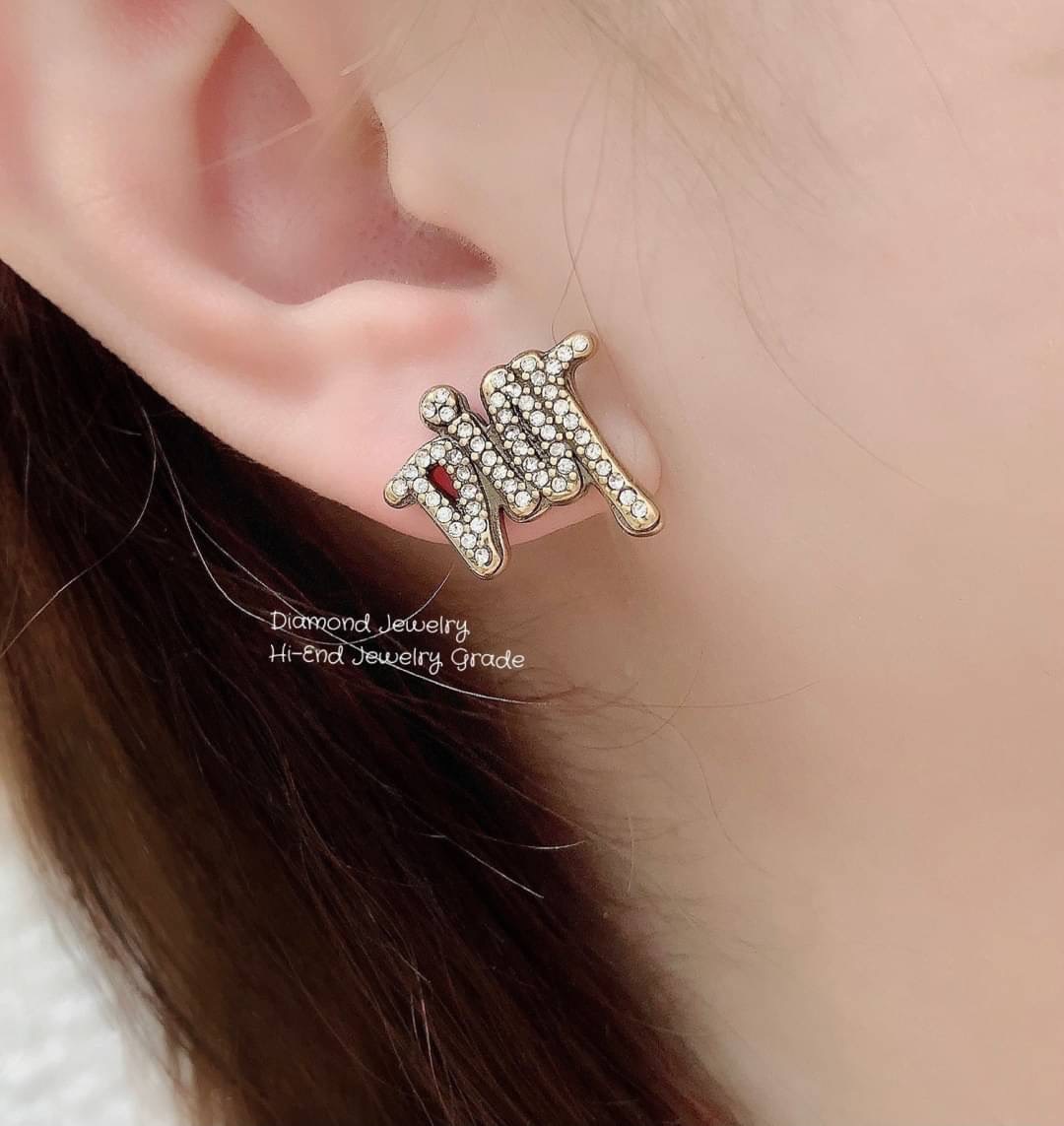 Super Hi-End Quality !!!! ((งาน 1:1 เหมือนในช็อปมากที่สุดในท้องตลาด)) Christian Dior Accessories งาน 1:1 เหมือนของแท้เป๊ะๆค่ะ รับรองงานสวยมากกกกก ดูหรู ดูผู้ดีสุดๆ งานดี คุณภาพดีมากๆมากๆคะรับประกันความพอใจเลยค่ะ ตัวเรือนสีทองตามรูป ไฮโซมากค่ะ คอนเฟิม !!!!