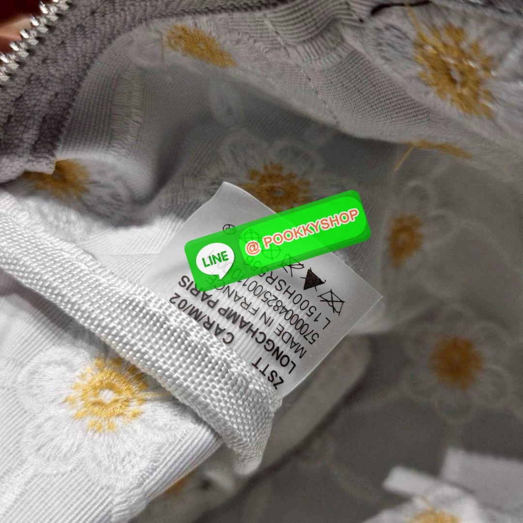 Longchamp le pliage collection XS handbag 🔆 Details น่ารักสดใสรับซัทเมอร์ กับกระเป๋าถือไซส์มินิ ขนาดเล็กพกพาสะดวก โดดเด่นด้วยลวดลายปักบนผ้าโทนสีพาสเทล รูปแบบและสไตล์เป็นเอกลักษณ์ เปิด-ปิดง่ายด้วยซิป มีหูจับถือในตัว และสายสะพายข้างปรับได้ ภายในเป็น