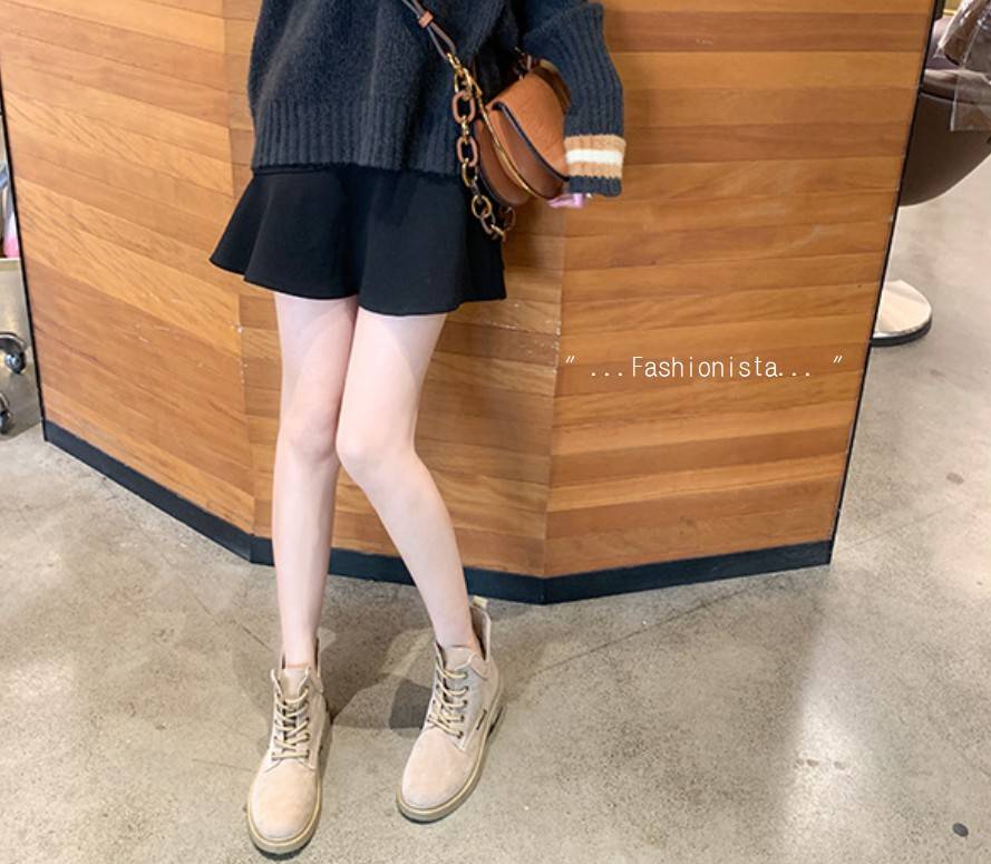 แบบมาใหม่ งานสวยเว่อร์ๆ !! รองเท้าบู้ททรงสั้นหุ้มข้อ พื้นหนา 3 c.m. วัสดุหนังสักกะหราดเนื้อหนาขึ้นทรง ดีไซน์ผ่าข้างเก๋ๆ ใส่นุ่มสบายเดินไม่เมื่อยจ้า งานจริงสวยมากกกไม่จกตา รูปถ่ายจากสินค้าขายจริง 100% สาวกบู้ทใครไม่สั่งคู่นี้พลาดมาก!!