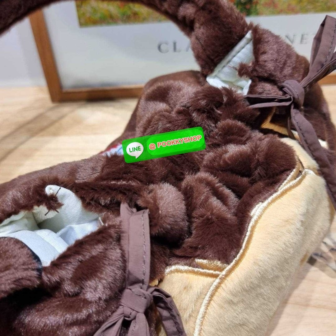 Gentlewoman x Butterbear fluffy dumpling bag 🔆 Details กระเป๋าที่มัมหมีต้องไม่ปล่อยผ่าน น้องหมีเนยน่ารักไม่ไหว และมาในรูปแบบกระเป๋า dumpling สุดฮิต บอกเลยว่าเหมาะกับคริสต์มาสที่จะถึงนี้มาก ดีไซน์น้องหมีเนยโดดเด่น ปากกระเป๋าสามารถรูดเก็บทรงได้ และม