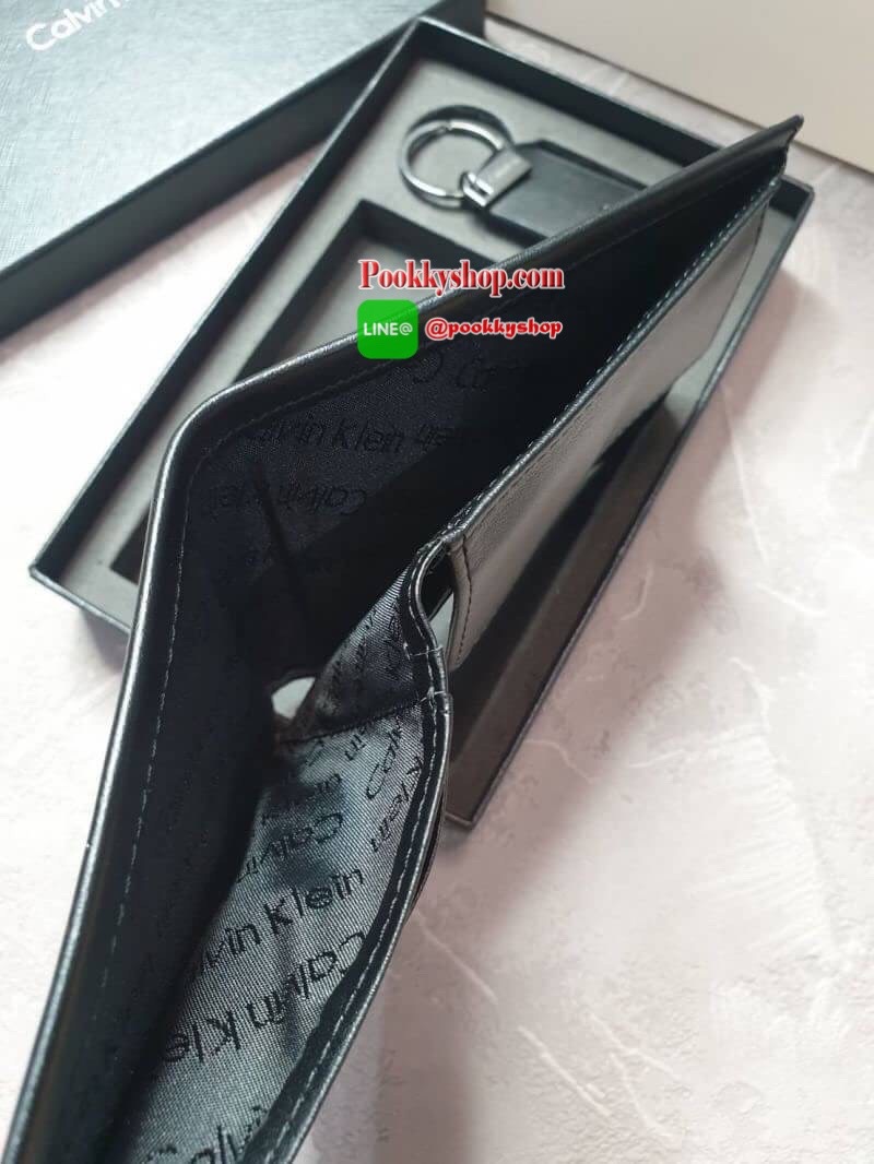 Calvin Klein Short Wallet with Key Set กระเป๋าสตางค์ใบสั้น Set สุดคุ้ม ซื้อ 1 ได้ถึง 2 : กระเป๋าสตางค์+พวงกุญแจ กระเป๋าสตางค์ใบสั้นแบบพับหนังวัวแท้ มาพร้อมพวงกุญแจ กระเป๋ามีน้ำหนักเบา ประดับโลโก้ด้านหน้ามุมขวาล่างปั้มนูน ภายในมีช่องใส่บัตร ใส่ธนบัตร ใส่เห