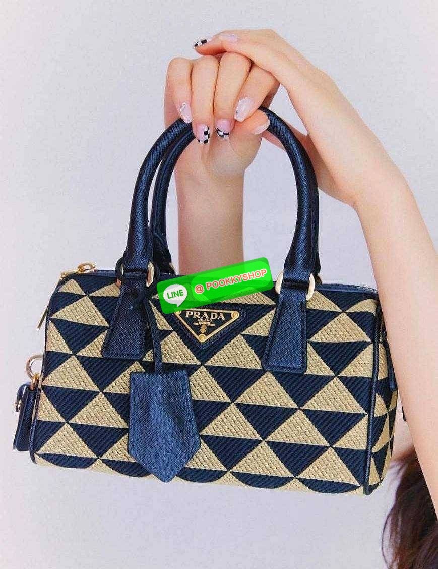 ✴️ห้ามพลาด!✴️PRADA FABRIC MICRO BAG VIP GIFT WITH PURCHASE (GWP) กระเป๋าพรีเมี่ยมกิ๊ฟ Limited จาก PRADA DUTYFREE COUNTER โดดเด่นที่วัสดุ Jacquard Fabric Micro ดีไซน์สวยคลาสสิคขนาดกำลังดี หูกระเป๋าประดับTagแบรนด์ถอดออกได้ ภายในมีโลโก้ ใส่มือถ
