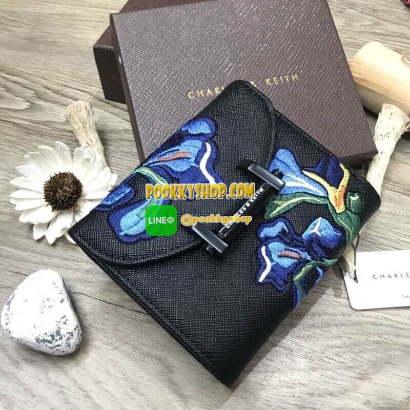 พร้อมส่งความน่ารัก! BEST SELLER! CHARLES & KEITH Peforated Wallet กระเป๋าสตางค์ใบสั้นพับ3ตอนรุ่นยอดนิยมวัสดุหนัง Saffiano สีดำประดับลายดอกไม้ Van Goh คลาสสิค ดีไซน์สวยเก๋ไม่ซ้ำใคร ด้านหน้าปั้มโลโก้เปิดปิดด้วยกระดุมเเม่เหล็ก ภายในมีกระเป๋าเล็กช่องซิปสำหรับ