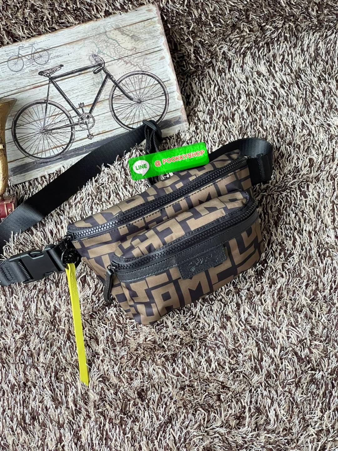 💕LONGCHAMP LE PLIAGE LGP BELT BAG M เท่ห์อย่างมีสไตล์กระเป๋าทรงคาดอกและคาดเอวดีไซน์แนวสปอร์ต เพิ่มความโดดเด่นทันสมัยด้วยลายซิกเนเจอร์ มีช่องซิปที่ใช้งานง่ายช่วยให้คุณหยิบใช้สิ่งของจำเป็นได้อย่างสะดวกและง่ายดาย และผสานสายรัดแบบปรับได้เข้ากับหัวเข็ม