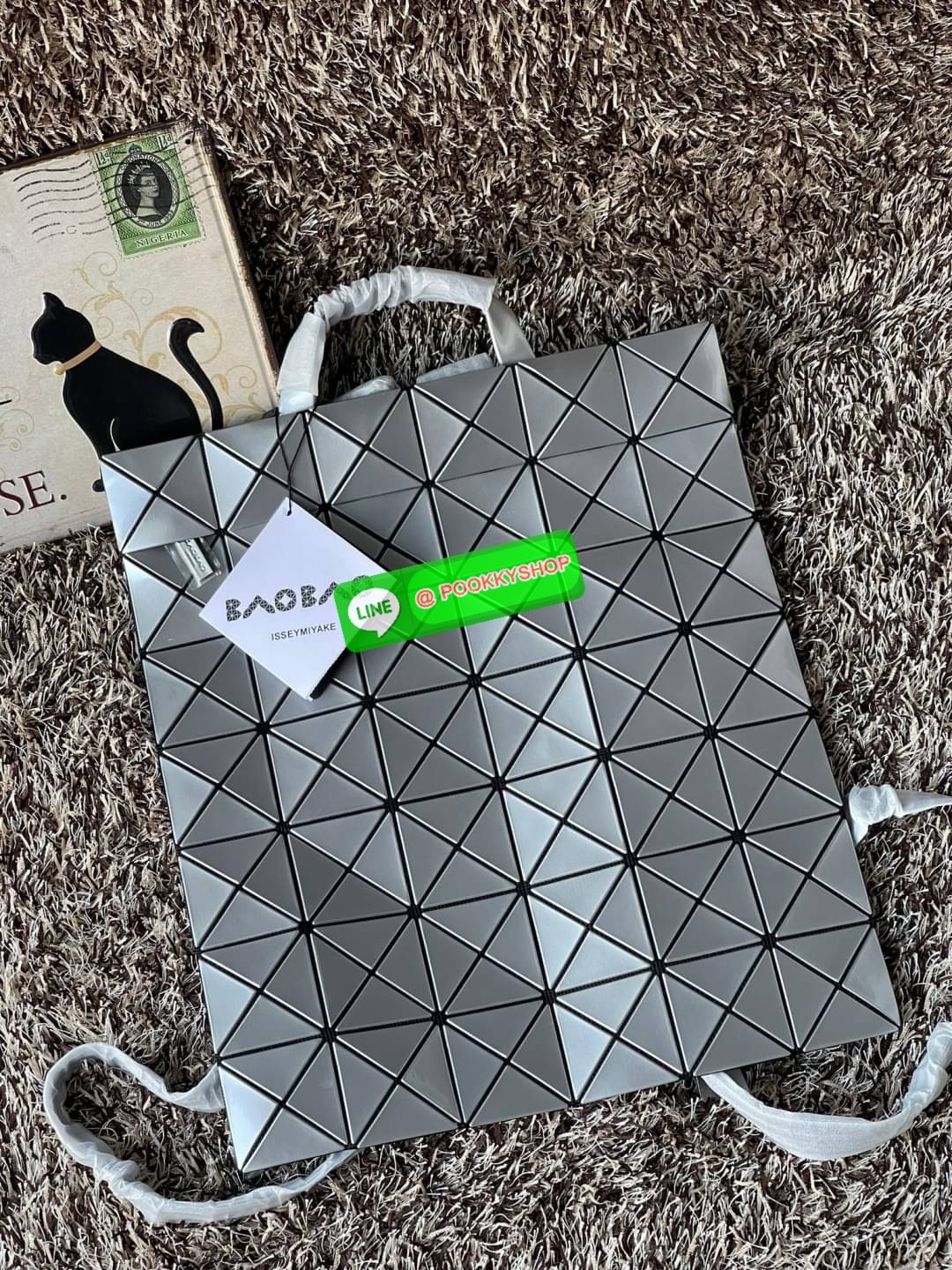 💕BAO BAO ISSEY MIYAKE FLAT PACK BACKPACK รุ่นนี้มีขนาดปานกลาง ไม่เล็กไม่ใหญ่จนเกินไป ดีไซน์เก๋ตามแบบฉบับของแบรนด์ มองเผิน ๆ อาจจะคิดว่ากระเป๋าแบนคงจุของได้ไม่เยอะ แต่บอกเลยว่าใส่ของได้เยอะกว่าที่คิด ด้วยดีไซน์รูปทรงสามเหลี่ยมที่ประกบกัน เมื่อใส่ขอ