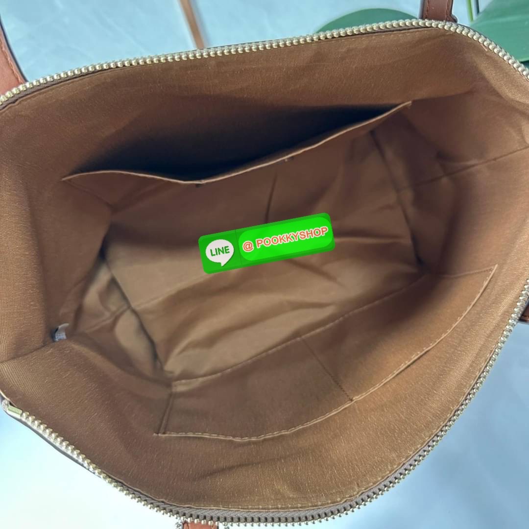 Coach 4455 ZIP TOP TOTE IN SIGNATURE CANVAS กระเป๋าสะพายไหล่ทรง Tote เปิด-ปิดกระเป๋าด้วยซิป ป้องกันของตกหล่น ภายในกว้างใส่สัมภาระได้เยอะ มีช่องเล็กใส่ของจุกจิก วัสดุแคนวาส หูจับหนังแท้ ถือไปเที่ยว ไปทำงาน สะดวกเลยค้า