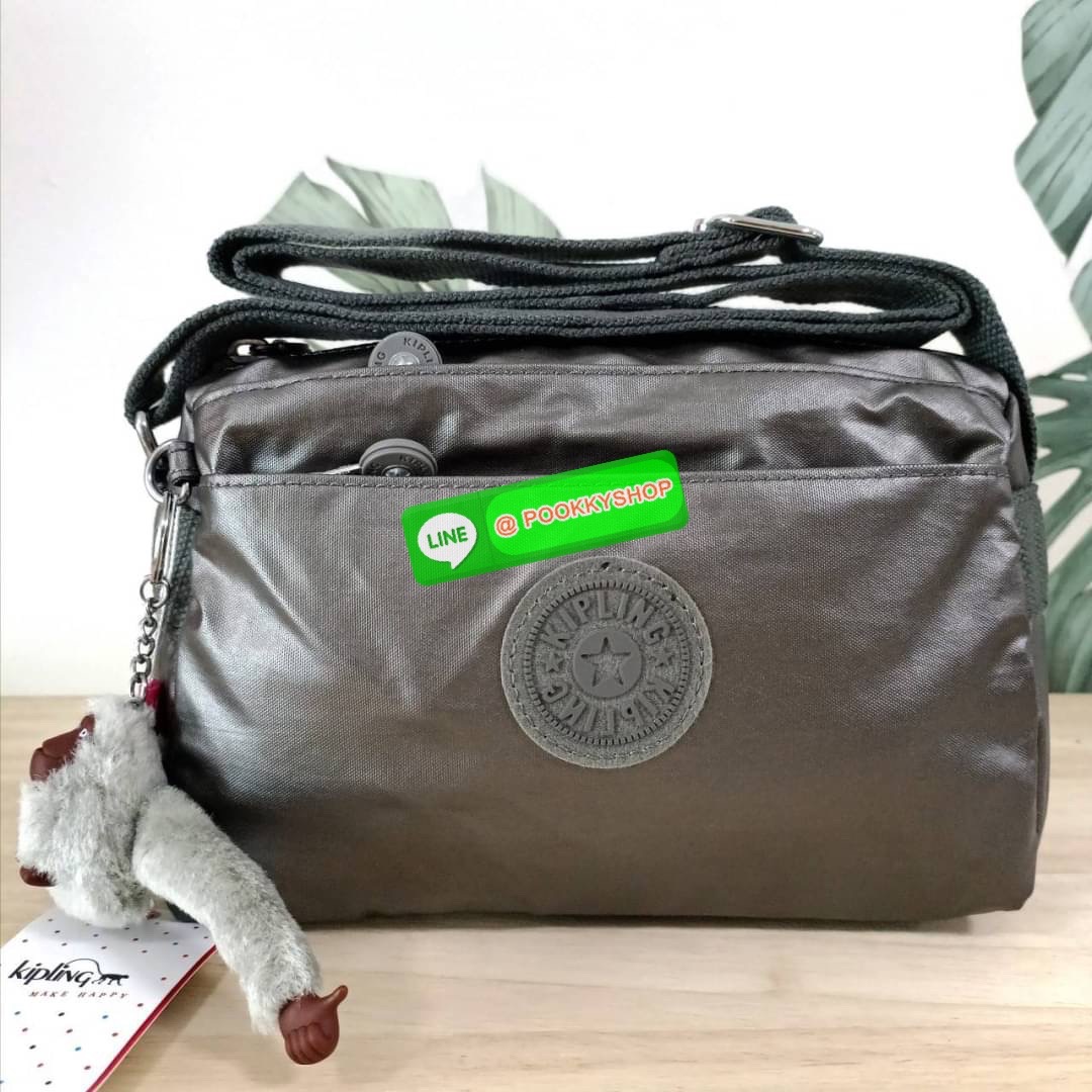 KIPLING Mini Crossbodybag กระเป๋าสะพายข้างขนาดกะทัดรัด ผลิตจากวัสดุ Nylon + ซับใน Polyester100% มีช่องใช้งานแยกย่อยมากถึง 4 ช่อง -ด้านหน้ามีช่องซิป 2 ช่อง -ช่องหลักโล่ง กว้าง จุของใช้ได้เยอะ -ด้านหลังมีช่องซิปอีก 1 ช่อง มาพร้อมพวงกุญเเจลิง สายสะพายยาวสมาร