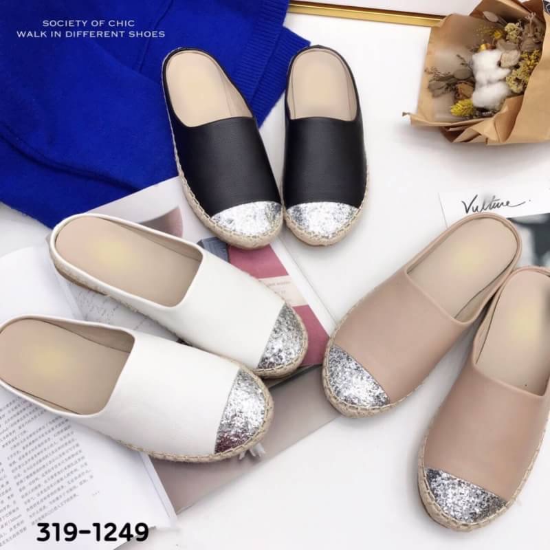 แบบขายดี พร้อมเสิร์ฟ!!! มาแรงสุดๆกับรองเท้า เปิดส้น หนังนิ่ม หัวกลมแต่งกากเพชร ใส่ไดดตลอดไม่มีเอาท์ match กับชุดได้หลากหลายสไตล์ พื้นนิ่มสวมใส่สบาย ห้ามพลาดเลยคร้าาา รองเท้าสวยพร้อมเสิร์ฟที่นี่ที่เดียวค่ะ