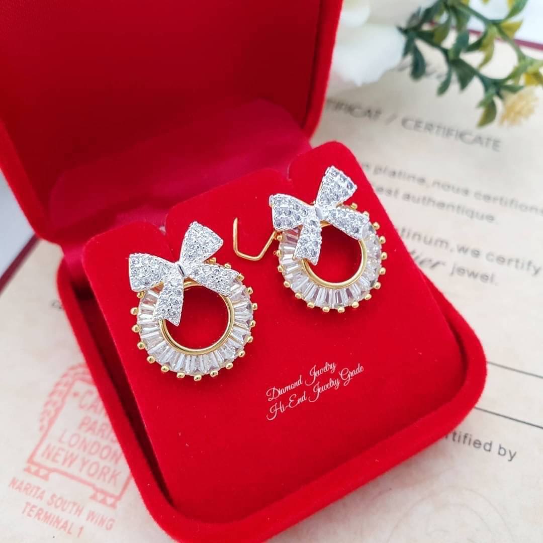 New Arrival !!! ต่างหูเพชรสวิสแท้ เพชรคัดเกรดอย่างดีค่ะ งานอย่างดีค่ะ รับประกันคุณภาพเลยค่ะ รุ่นนี้ดีไซส์สวย ใช้แม่พิมจากร้านเพชรเลยคะ งานสวยมากกกก ใส่ออกมาน่ารักจิงๆ แม่ค้าแนะนำอย่างแรงค่ะ เพชรสวยวิ้งวาวมากกกกกๆๆๆค่ะ