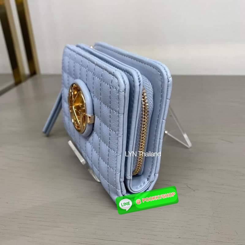 Lyn Decade Wallet กระเป๋าเงินใบสั้น รุ่นนี้สวยน่ารักมากๆ จับถนัดมือ มีฟังก์ชันให้ใช้ครบจบในใบเดียว! วัสดุหนังนุ่มมือ เดินด้ายทั้งใบเพิ่มดีเทล มีโลโก้สวยเด่นที่ด้านหน้า เปิดปิดแบบกระดุมแม่เหล็ก มีช่องใส่ธนบัตรได้ตามยาว ใส่แบงค์ไม่ต้องพับค่า ช่องการ์ด และมี