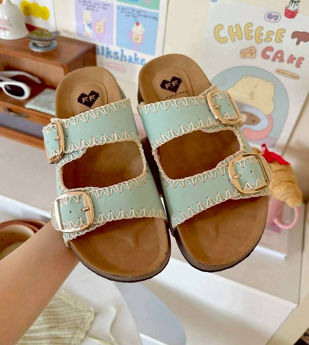 แบบมาใหม่ รองเท้าทรงไบเก้น ส้นหนา 1.5 นิ้ว เย็บตกแต่งลาย งานแฮนด์เมดช่างไทย พื้นเสริมฟองน้ำตรงส้นเท้า ใส่สบาย เข็มขัดปรับระดับเข้าออกได้ เป็นงานส้น PVC แต่งลายไม้ โดนน้ำได้ ไม่เหม็นอับ น้ำหนักเบา