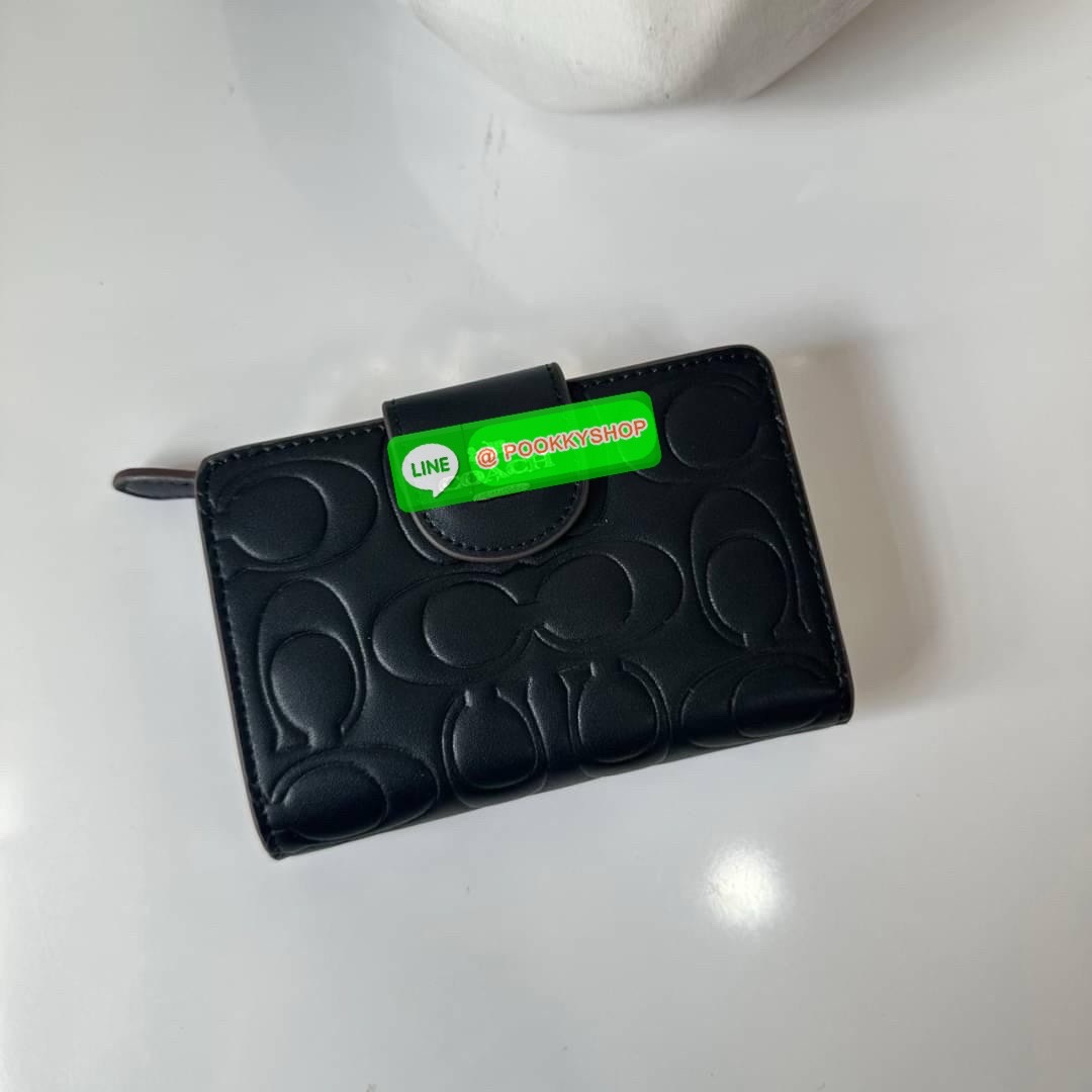 Coach Medium Corner Zip Wallet With Signature Leather 🔖กระเป๋าตังใบกลาง คอลเลคชั่นใหม่ หนังนิ่ม ลายC นูน สวยมาก 🔖วัสดุ: หนังแท้ 🔖เปิด - ปิดแบบกระดุม มีช่องใส่แบงค์ ใส่ธนบัตรได้ทุกชนิด ช่องใส่บัตร ใส่เหรียญ