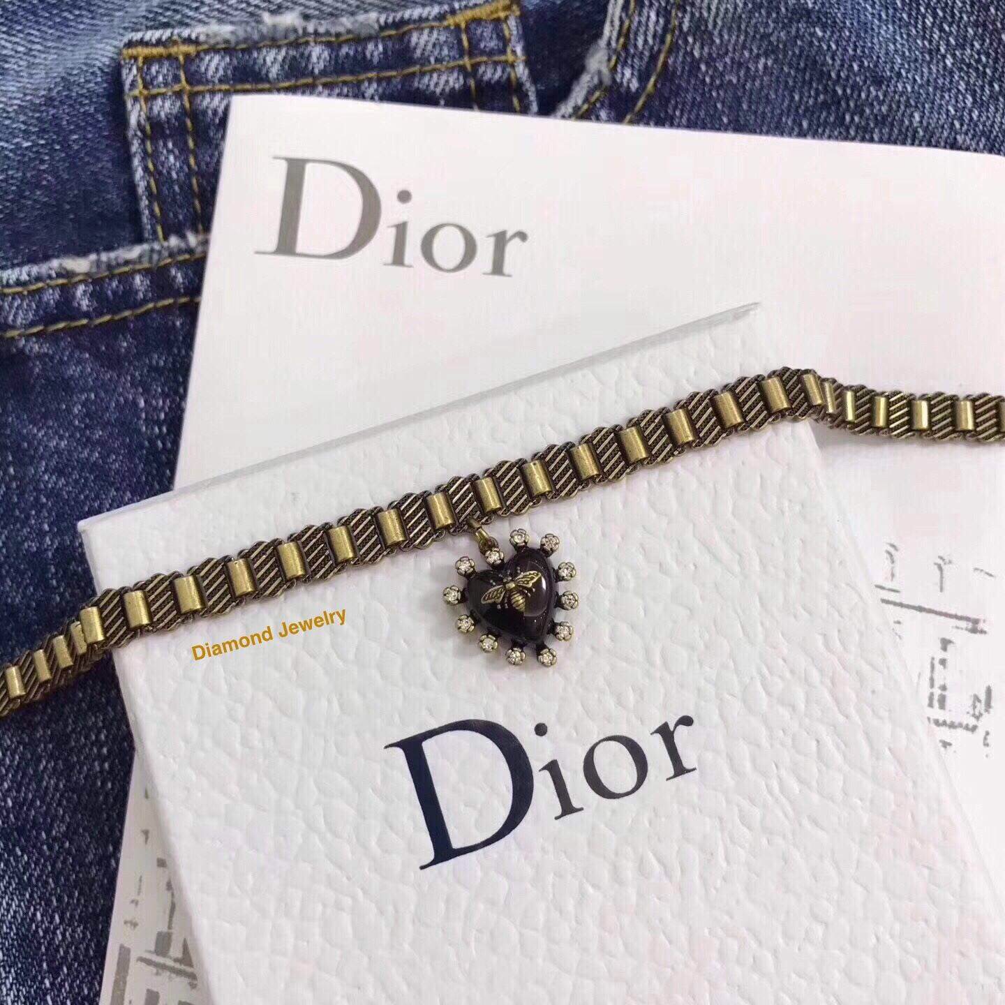 Hi-End Quality !!!! Christian Dior Necklace สร้อยคอดิออ คอเลคชั่นล่าสุด งานสวยคะ ตัวเรือนสีทอง น้ำหนักใกล้เคียงของจริงที่สุด งานอย่างดี มีน้ำหนัก ** ไม่ใช่งานเกรดถูกนะคะ ** สั่งผลิตจากต้นแบบแท้ ดาราเซเลปใส่กันแทบทุกคน ใส่ได้ตลอดไม่ตกเทรน เข้ากับทุกการแต่ง