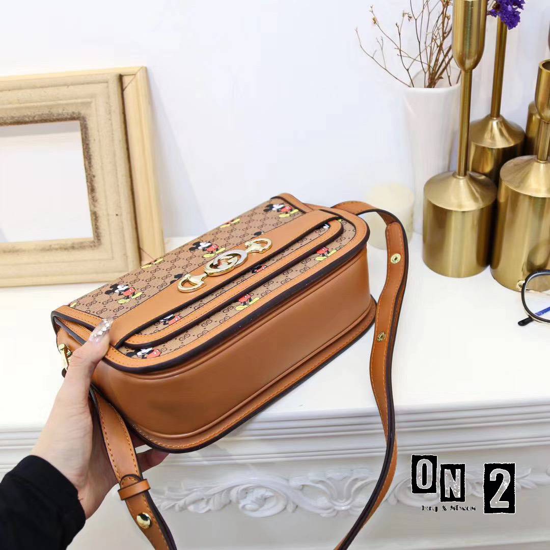 กุชชี่สะพายข้างทรงฝาปิดวัสดุตัวกระเป๋าทำจากหนังแคนวาสลายมิกกี้เม้าส์ อะหลั่ยสีทอง ด้านในซับผ้าทออย่างหนา งานปั๊มทุกจุด สายยาวเป็นหนังอย่างดีสีน้ำตาล