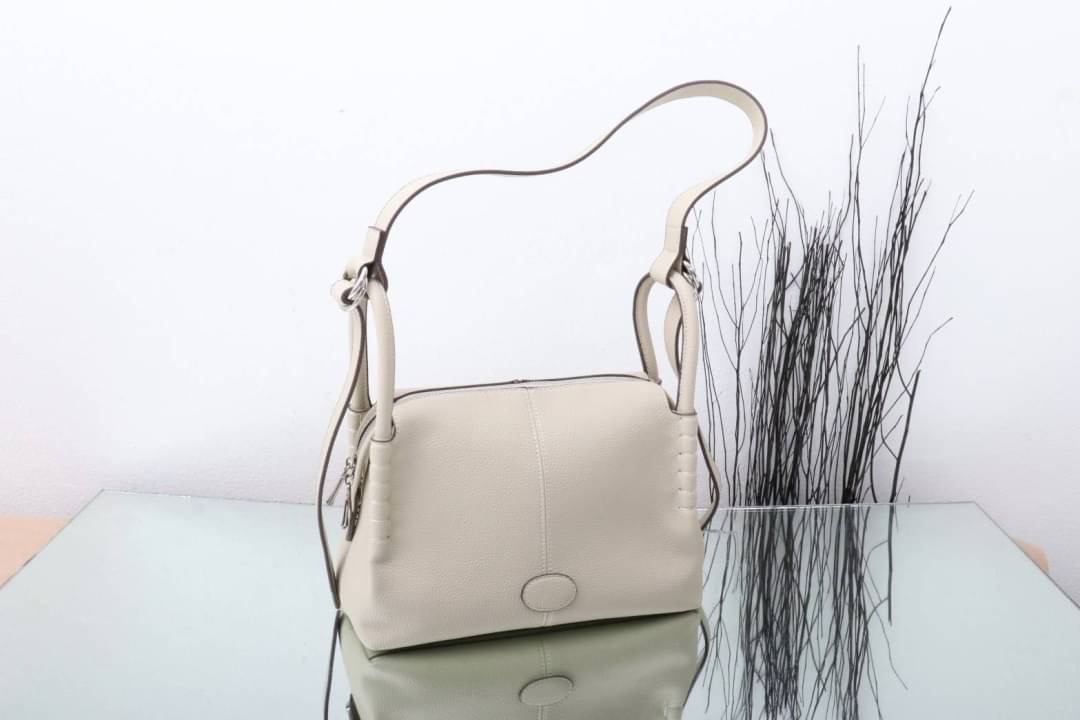 TOD’S กระเป๋าทรงหมอน สไตล์ lindy มีหูหิ้วและสายสะพายยาว เรียบหรูดูดี เท่ห์ๆ จุของได้เยอะ ใส่ของใช้ชีวิตประจำวันได้เต็มเปี่ยม น้ำหนักเบาใช้งานง่าย งานเกรดพรีเมี่ยมสุดๆ