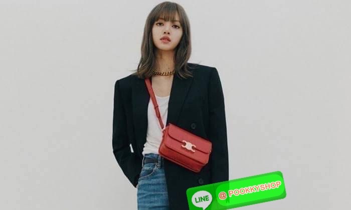 💕Celine MEDIUM TRIOMPHE BAG IN SHINY มีรูปทรงเป็นกล่องคล้ายกับกระเป๋า Classic Box แต่มีการออกแบบโลโก้ที่สะดุดตาแบบวินเทจ ด้วยดีไซน์ที่ดูโฉบเฉี่ยว แต่คงความคลาสสิคอย่างเต็มเปี่ยม ทำให้เป็นที่ดึงดูดความสนใจของสาวๆ สายสะพายสามารถปรับระดับได้ มีความคล