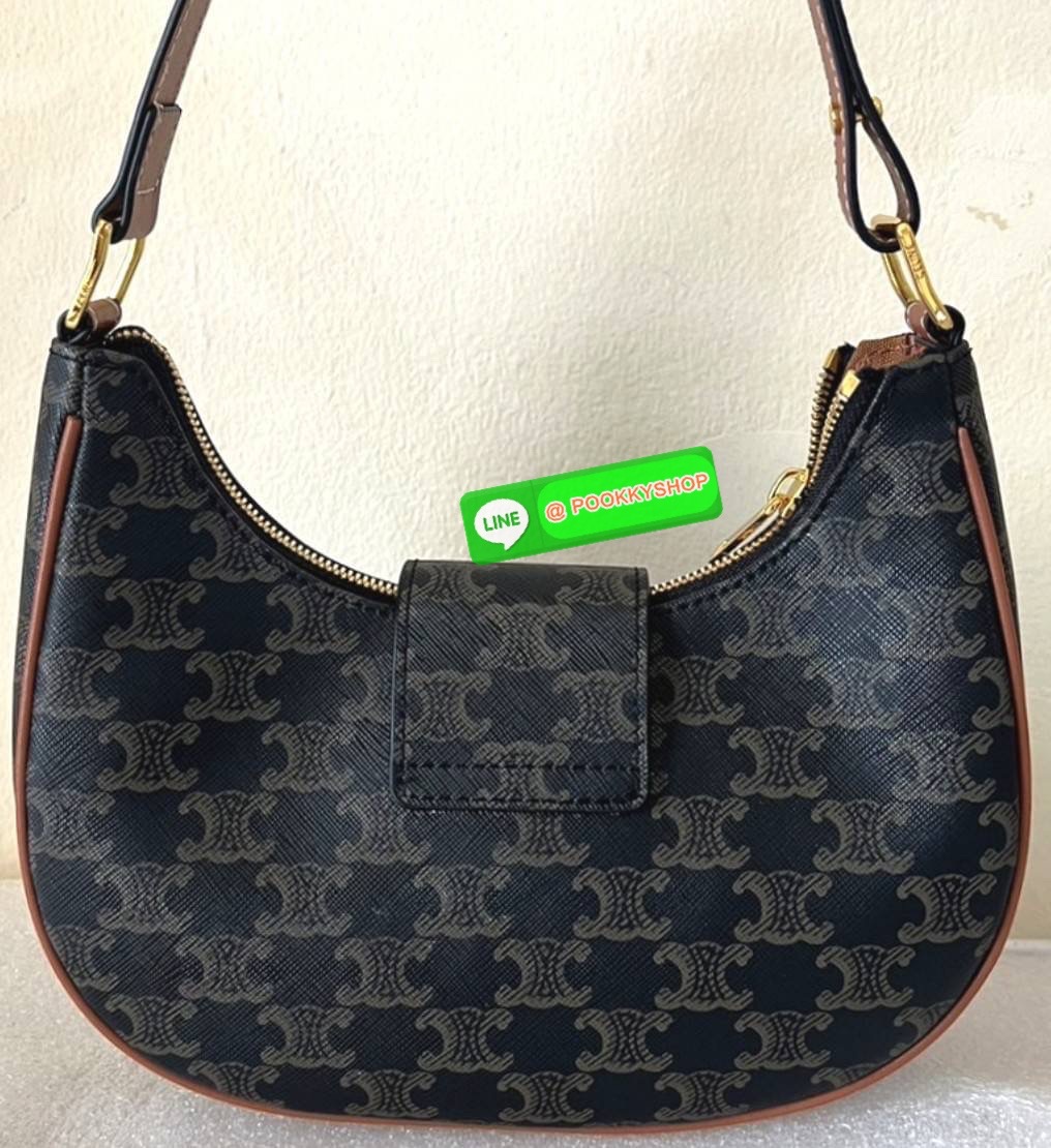 ✴️BEST SELLER!✴️CELINE SHOULDER BAG VIP GIFT WITH PURCHASE (GWP) พรีเมี่ยมกิ๊ฟ Limited Edition จาก CELINE HAUTEPARFUME DUTYFREE COUNTER วัสดุ TRIOMPHE CANVAS รุ่นใหม่ล่าสุดดีไซน์สวยหรู หนังสวยอยู่ทรง ภายในโล่งกว้างและจุสามารถใส่มือถือ กระเป๋