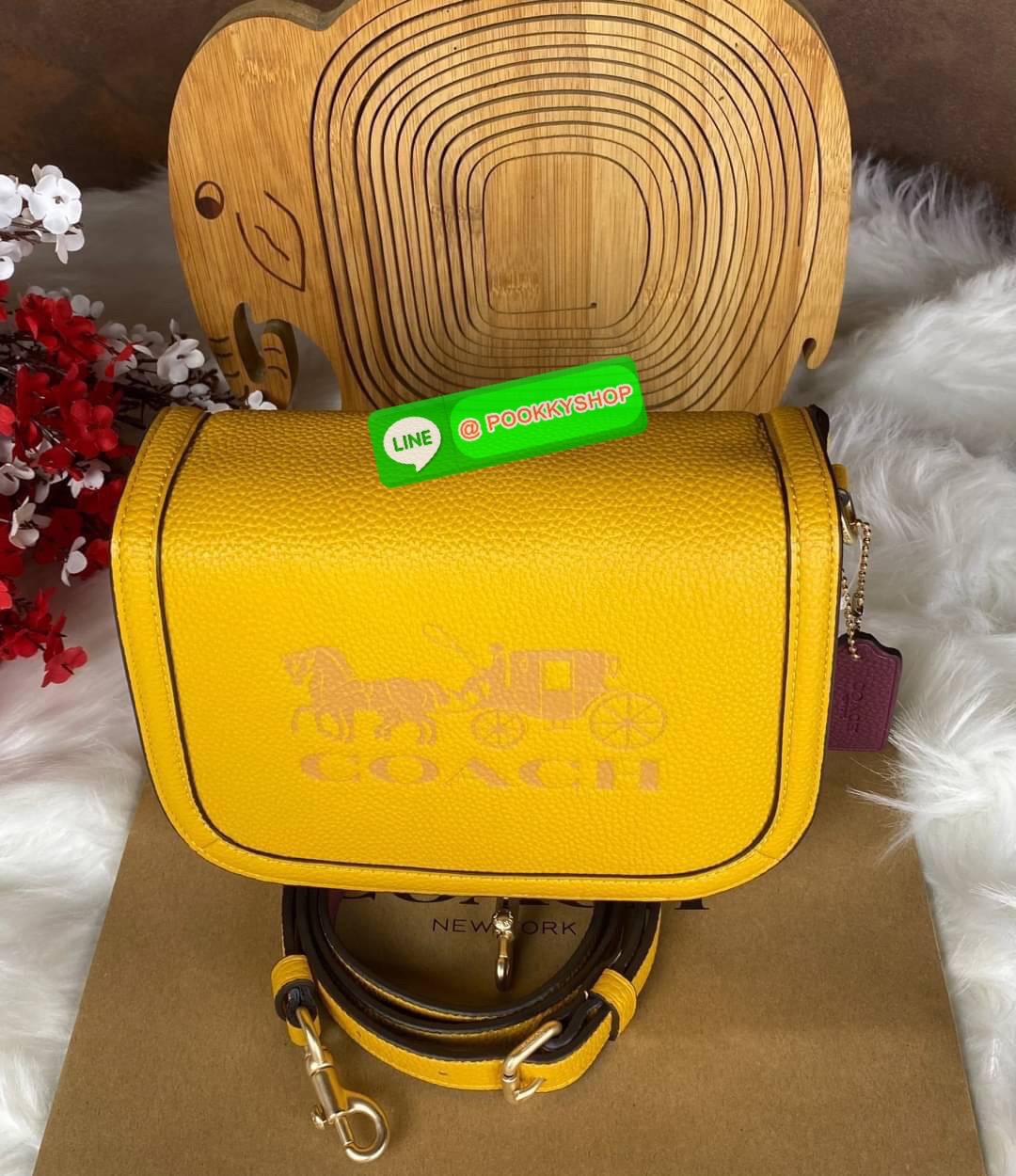 CoachSADDLE BAG WITH HORSE AND CARRIAGE (COACH C4058) หนังกรวดละเอียดภายในกระเป๋ามัลติฟังก์ชั่น กระดุมแม่เหล็ก ซับในผ้านอกกระเป๋าเปิด สายสะพายถอดได้ สายสะพายยาว 22" สำหรับสะพายไหล่หรือ crossbody