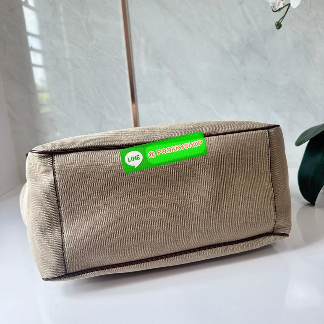 COACH CR167 MEADOW SHOULDER BAG 🔖กระเป๋าถือคอลเลคชั่นใหม่ ใบใหญ่ตอบโจทย์คนสัมภาระเยอะ 🔖วัสดุ: ผ้าแคนวาสตัดขอบหนังแท้ 🔖เปิด-ปิดด้วยซิป 🔖ภายในโล่งใส่ของได้เยอะมาก มีช่องซิป1ช่อง ช่องใส่ของจุกจิก1ช่อง 🔖ด้านหลังมีช่องซิ