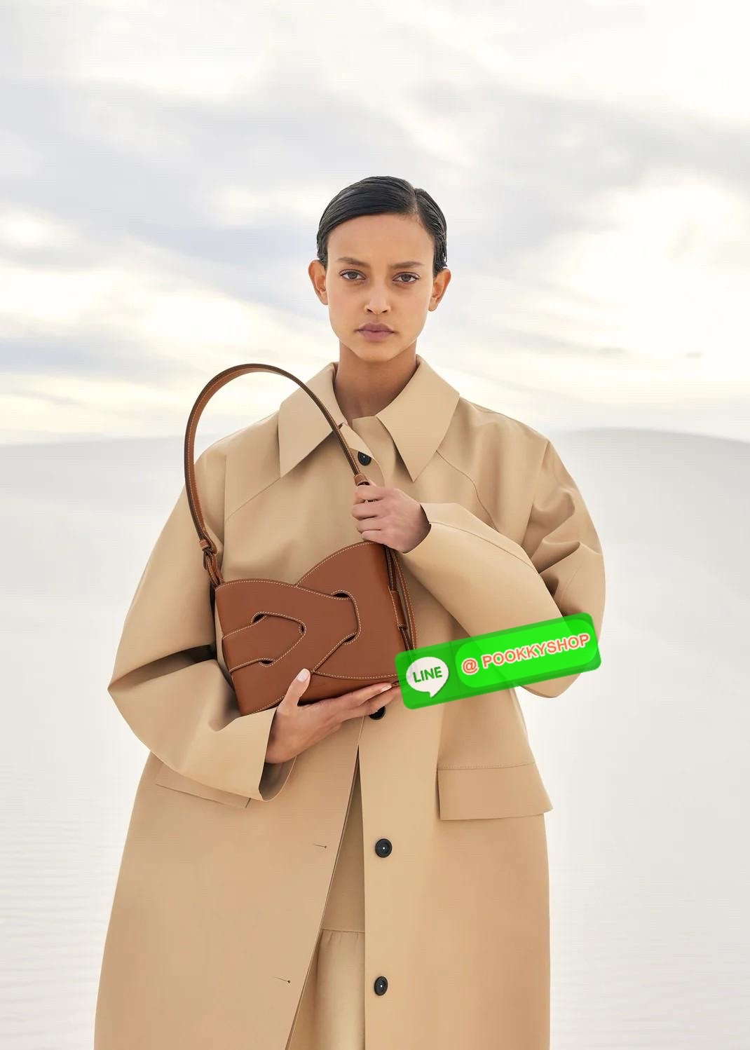 💕 Polene Nodde EDITION SMOOTH ใครที่อยากได้กระเป๋าเรียบๆ แต่ดูมีอะไร ขอแนะนำรุ่น Nodde หิ้วแล้วสวยแบบ Quiet Luxury โลโก้แบรนด์ถูกปั๊มไว้บริเวณด้านล่างของกระเป๋าอย่างประณีตจนแทบสังเกตไม่เห็น ฐานกระเป๋าถูกออกแบบมาให้เนียนเรียบ ปราศจากหมุด ในขณะที่ด้