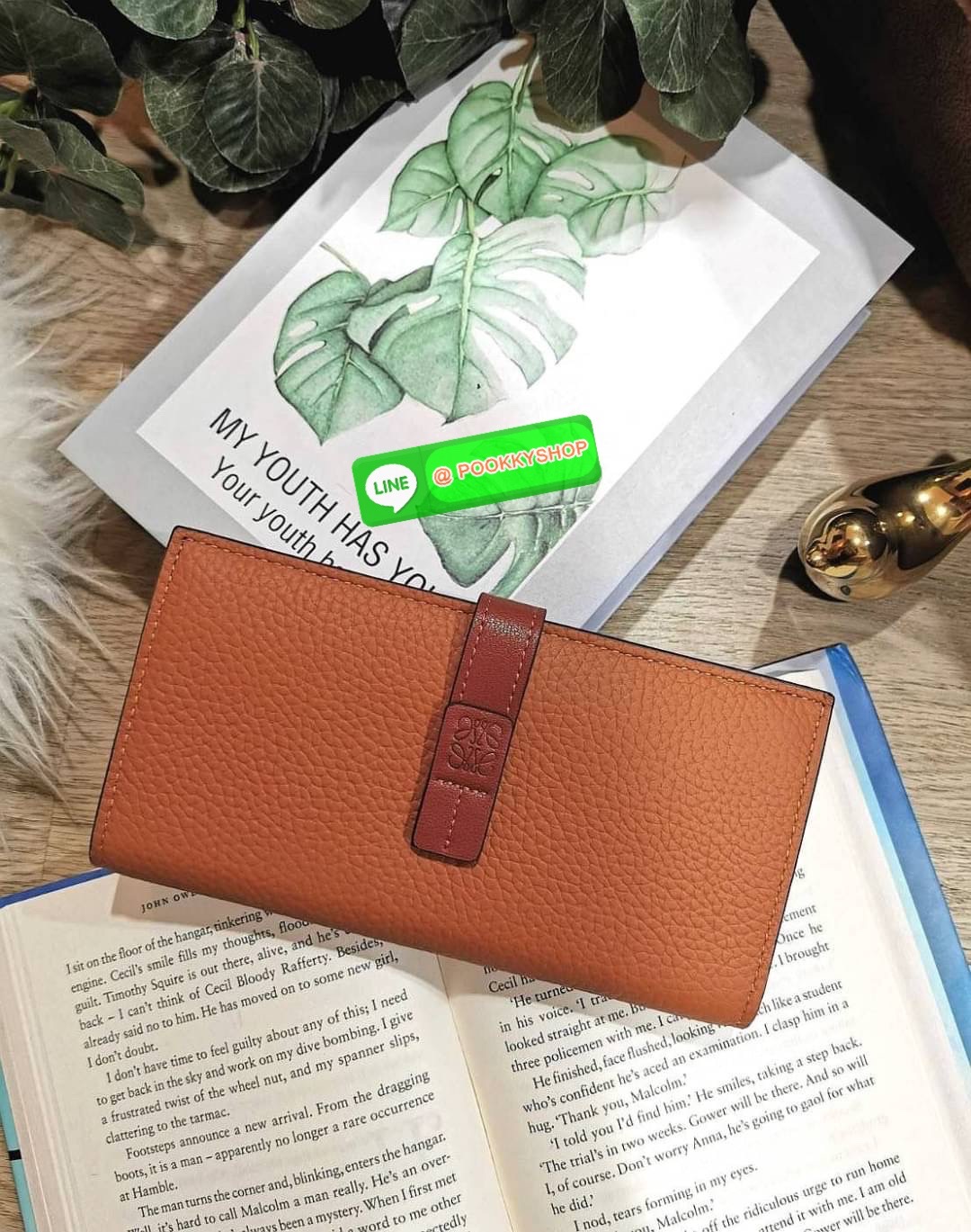 ✴️Don't Miss!✴️NEW! LOEWE LONG WALLET BAG VIP GIFT WITH PURCHASE-GWP กระเป๋าพรีเมี่ยมกิ๊ฟ Limited จาก LOEWE DUTYFREE COUNTER วัสดุหนังแท้เทคเจอร์สวยอยู่ทรงปั้มโลโก้แบรนด์ด้านหน้าเปิดปิดด้วยกระดุม ภายในมีช่องใส่ธนบัตรหลายช่อง ช่องหลักสาม