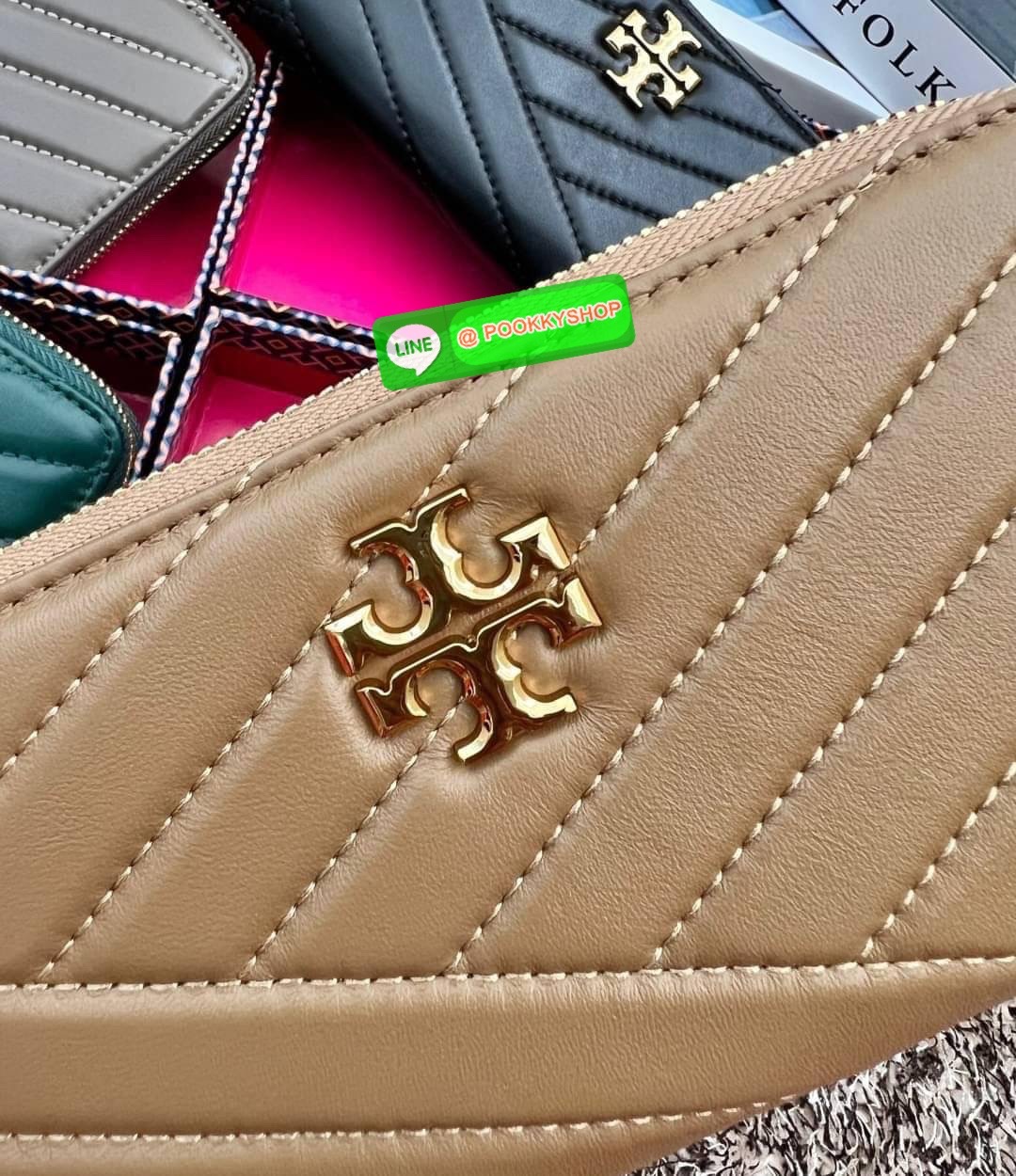 TORY BURCH KIRA CHEVRON ZIP CONTINENTAL WALLET 🌟พร้อมส่ง รุ่นที่สาวๆต้องมีติดมือสักใบค่ะ ✔️กระเป๋าสตางค์ใบยาว หนังแกะนิ่มมือ ยืดหยุ่นดีมากๆค่ะ ✔️อะไหล่ทองสีสวยมากๆ ภายในมีช่องใส่ธนบัตร2ช่องกว้าง มีช่องเสียบบัตรได้ถึง8ช่อง พร้อมช่องซิ