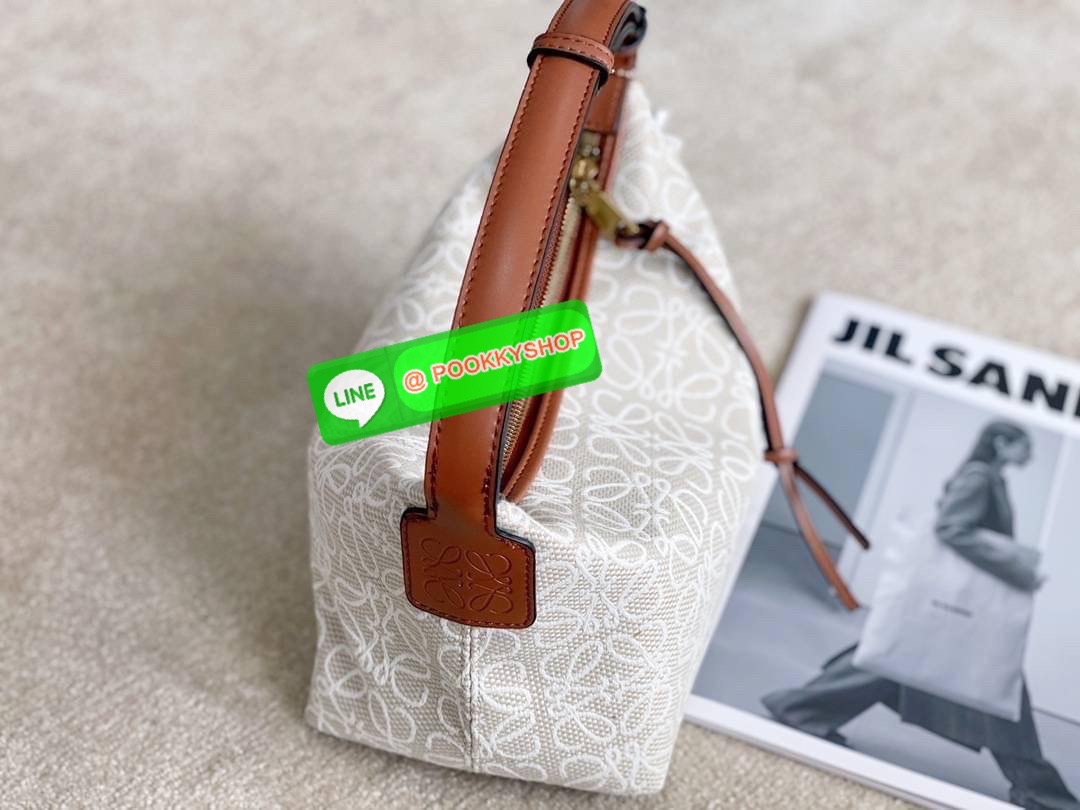 RESTOCK!! 💙🤎 LOEWE CANVAS BAG VIP GIFT WITH PURCHASE (GWP) พรีเมี่ยมกิ๊ฟ Limited จาก LOEWE HAUTE PARFUME DUTYFREE COUNTER วัสดุ CANVAS ตัดหนังแท้ ดีไซน์ทรงยอดฮิตประจำปีเลย! ปักโลโก้แบรนด์บนผ้าทั้งใบเป็นเอกลักษณ์ เปิดปิดด้วยซิปยาวภายในโล่งก