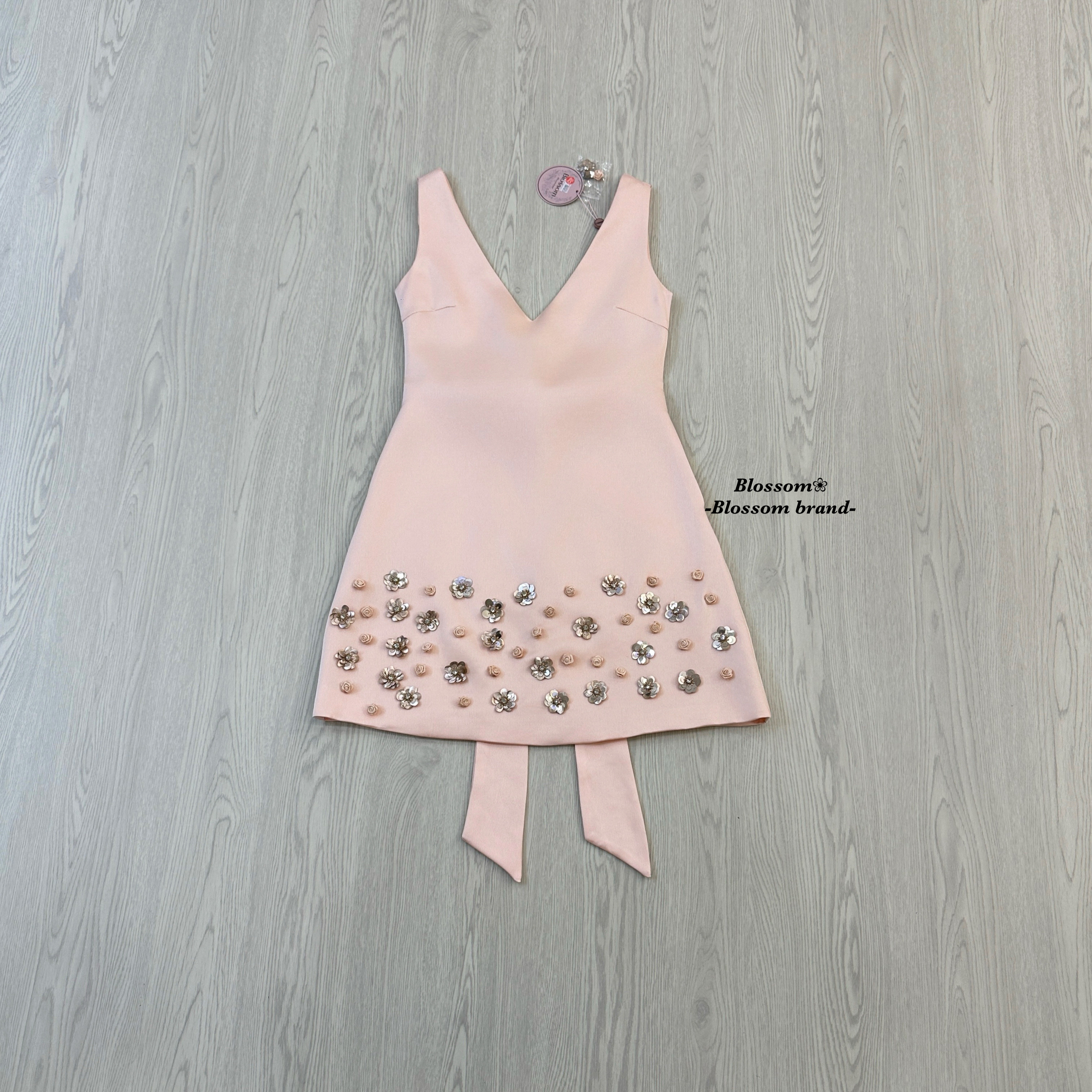 เดรสแฟชั่น มินิเดรสคอวี ผ้าซาตินเนื้อดี สีชมพูพาสเทล