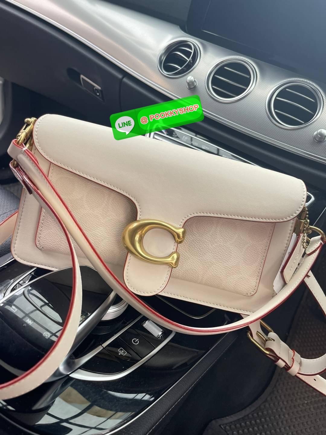 💕COACH Tabby Shoulder Bag 26 in Signature Canvas with Beadchain ให้ลุคเก๋ ๆ ด้วยสีและลวดลายคลาสสิกตามแบบฉบับสาว Coach กระเป๋าสะพายไหล่สุดคลาสสิกรุ่นนี้ เป็นรูปทรงสี่เหลี่ยมผืนผ้าที่เข้าได้กับสาว ๆ ทุกสไตล์ มีหมุดสำหรับเปิดปิดกระเป๋าที่เป็นรูปตัว C