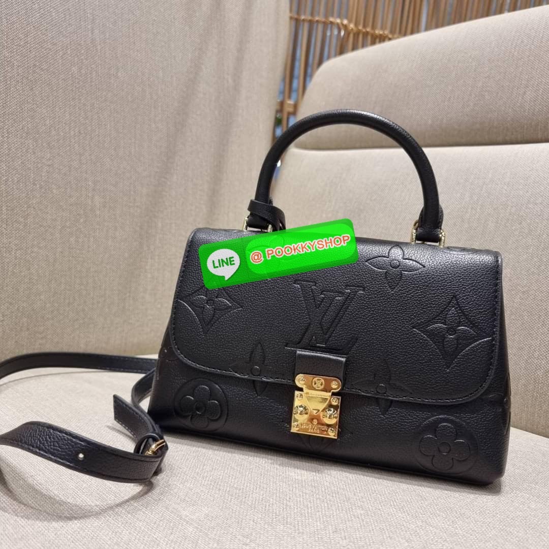 LV MADELEINE BAG ใหม่ล่าสุด อีกหนึ่งรุ่นคลาสสิคหายาก จากเคาน์เตอร์ dutyfree ที่สาวๆรอคอย กระเป๋าถือ/สะพายข้าง ดีไซน์เรียบง่าย แต่เต็มไปด้วยดีเทลความหรู วัสดุหนังวัวปั๊มลายเอกลักษณ์ เปิด‐ปิดด้วยอะไหล่กดล็อคสีทองหรู และมีพวงหนังห้อยพิเศษแถมมาให้ด้วย ภายในแบ