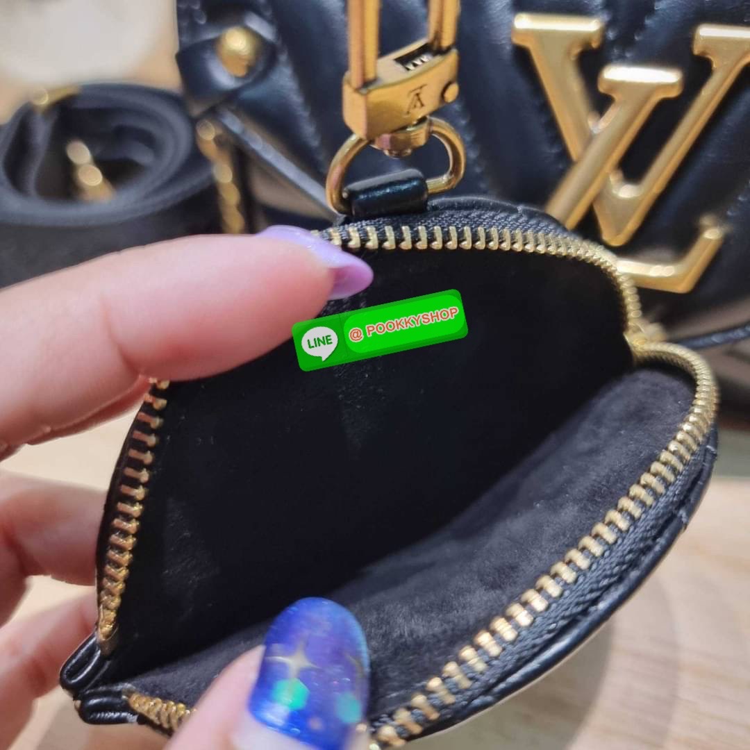 🔆 Model LV new wave pochette multi bag 🔆 Details กระเป๋าสะพายมัลติฟังก์ชั่น พรีเมี่ยมกิ๊ฟสุดหรู คุ้มจาก dutyfree มาพร้อม box set รับรองว่าดีงาม ลูกเล่นคลาสสิคผสานความวินเทจ มีสายสะพายให้ 2 เส้น และกระเป๋าใบลูก เล็กน่ารัก ภายในเป็นช่องโล่ง