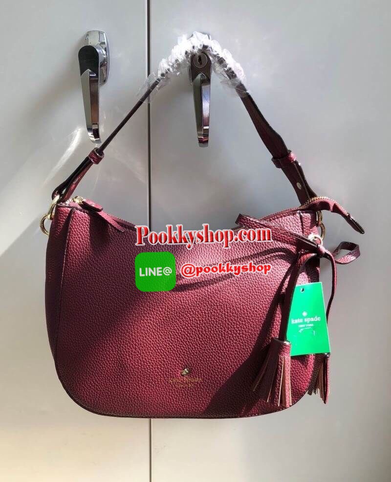 New Kate spade new york shoulderbag พร้อมส่งค่ะ นานๆจะมีมา!!! กระเป๋าสะพายไหล่หรือสะพายข้างได้ วัสดุหนังลายลิ้นจี่ ลายหนังสวย นิ่ม น่าใช้มากๆค่ะ ทรงฮิตเลยจ้าา ด้านหน้ามีพวงหนังผูกโบว์ห้อยยาวลงมา ตอกย้ำความสวยมาเพิ่มให้นะคะ เปิดปิดกระเป๋าแบบซิป ภายในโล่ง ใ