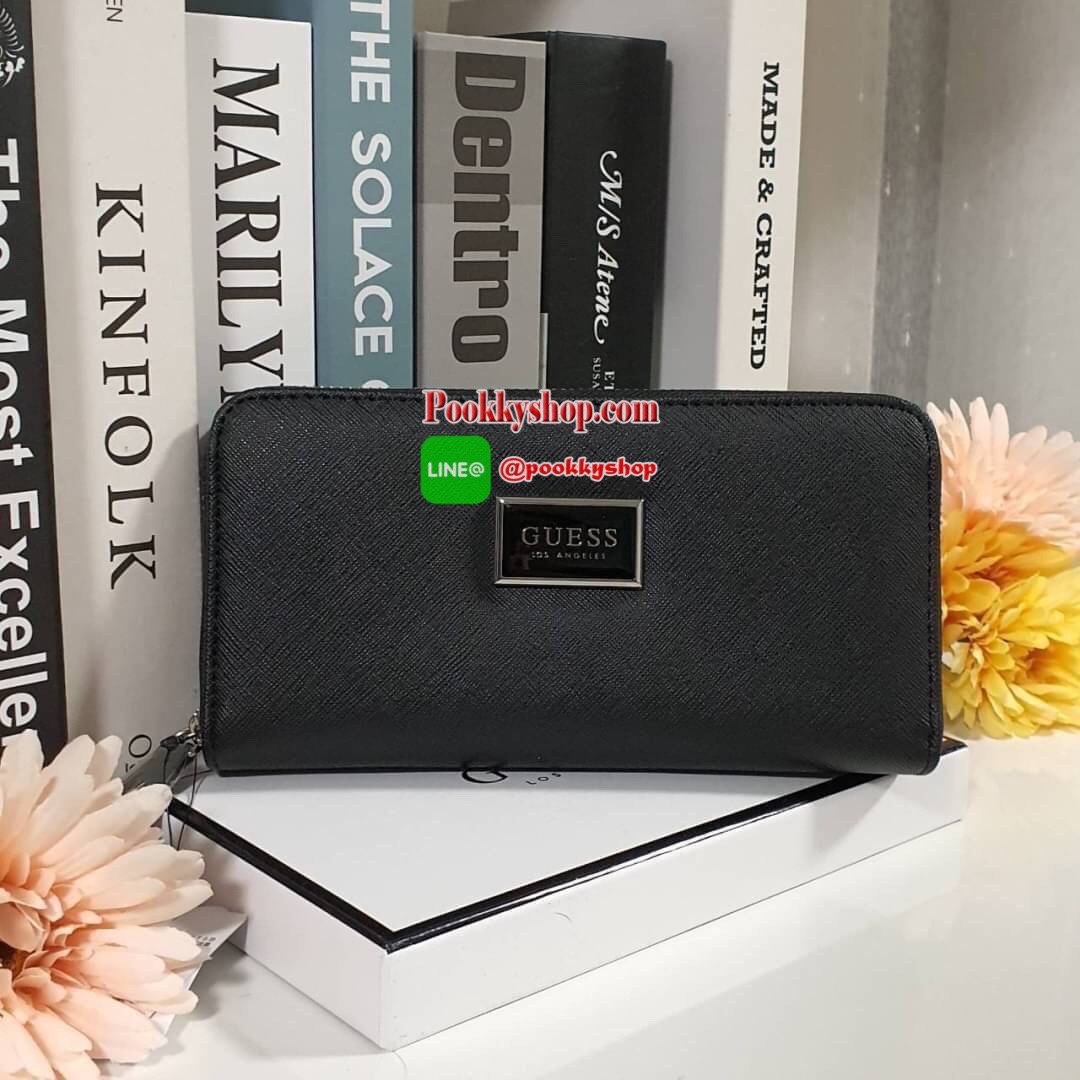 GUESS WOMEN'S WALLET กระเป๋าตังค์แบบซิปรอบ หนังลาย SAFFIANO ประดับโลโก้แบรนด์ด้านบน ด้านในมีซิปกลาง ไว้ใส่เหรียญ มีช่องใส่บัตรหลายช่อง ช่องใส่ธนบัตรมี2ช่องใหญ่ น้ำหนักเบา อุปกรณ์ครบ ห้ามพลาดค่า!