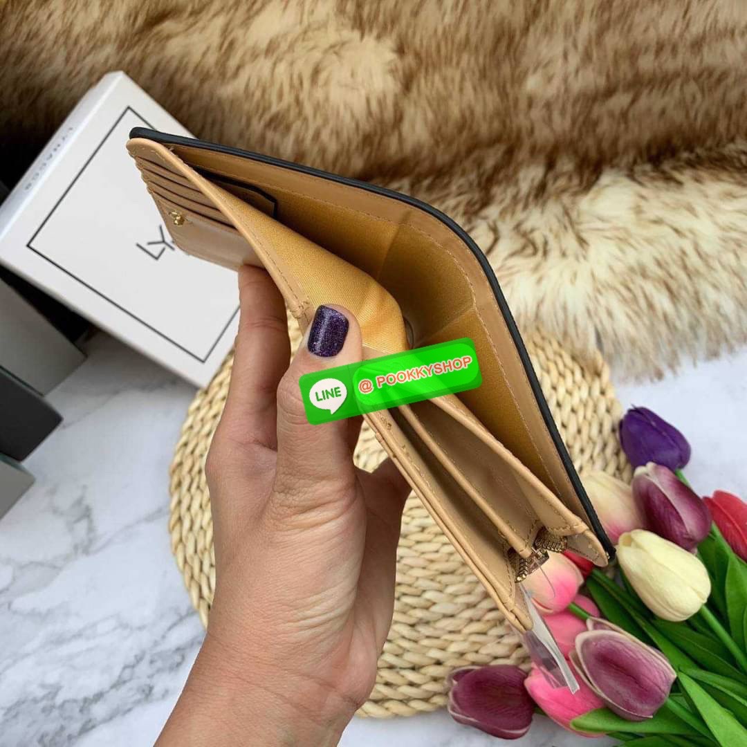 Lyn Wallet กระเป๋าตังLYN ขนาดใบกลาง ด้านหน้าติดโลโก้แบรนด์ ด้านในมีช่องใส่บัตร8ช่อง ช่องใส่ธนบัตรและช่องซิบแยกใส่เหรียญ ตัวจับซิบปั๊มแบรนด์ ใครกำลังมองหากระเป๋าสตางค์สีเรียบๆชิคๆแนะนำค่ะ