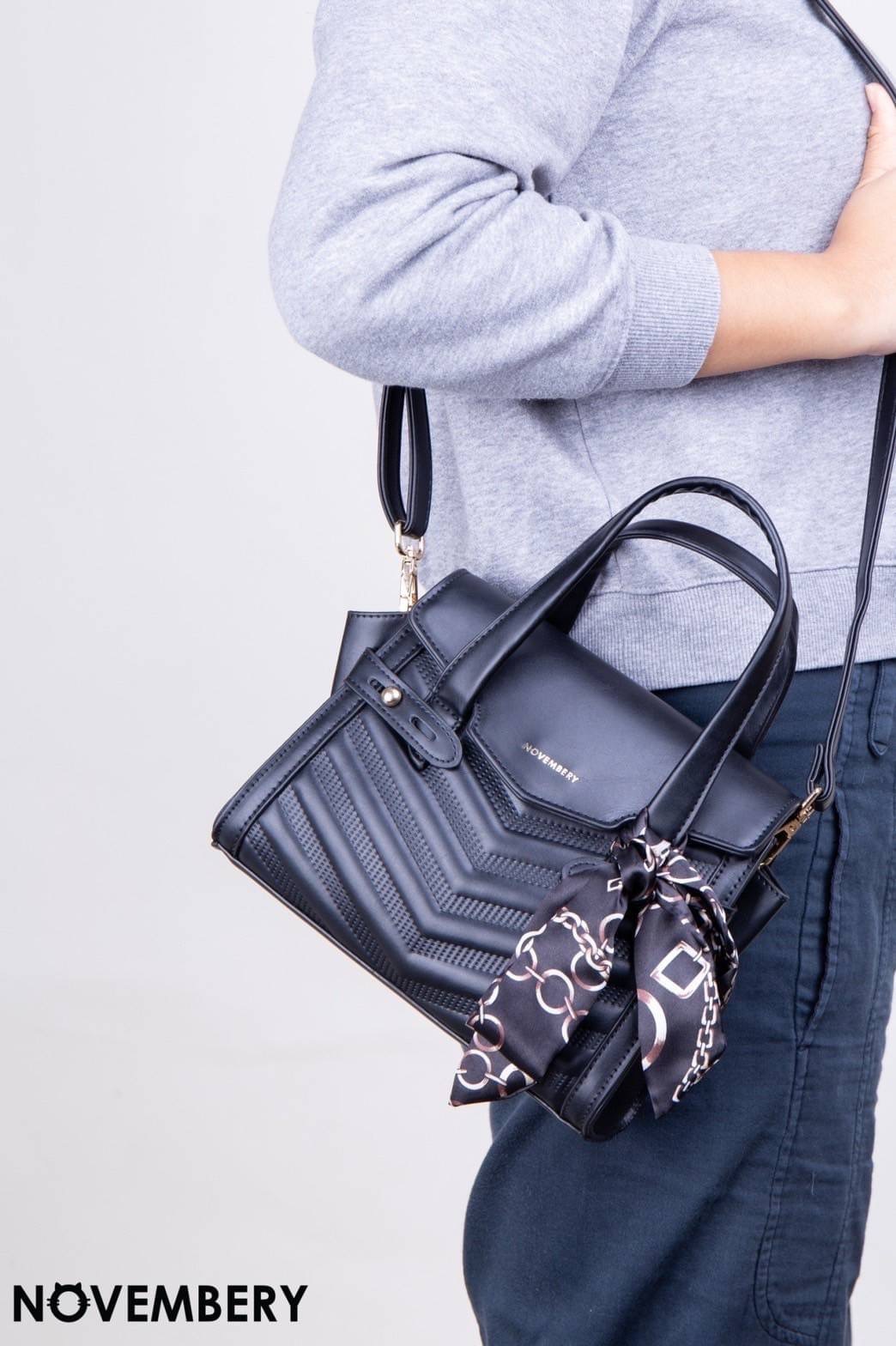 NOVEMBERY BAGS New Arrival !!! พร้อมส่ง Novembery Bags เรียบหรู ทรงโมเดิร์น เก๋ไก๋ทันสมัย !!! หนัง PU สวย ดีเทลงานรูปตัววี มีเข็มขัดด้านข้าง โลโก้แบรนด์อะไหล่ทองเป๊ะทุกจุด มาพร้อมหูจับทนทานแข็งเเรง แถมฟรีผ้าพันหูกระเป๋า ทุกใบ ด้านในมี 1 ช่องใช้งาน มีหลายส