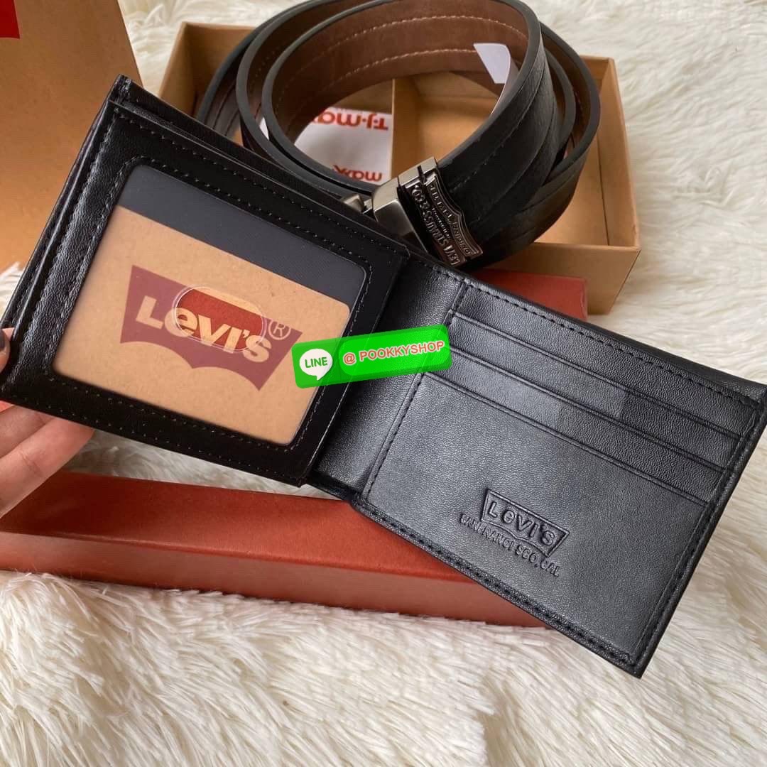กระเป๋าสตางค์+เข็มขัด Levi's กระเป๋าด้านหน้าปั๊มโลโก้แบรนด์ด้านในมีช่องใส่บัตร และมีช่องใส่ธนบัตร 2 ช่อง ส่วนตัวเข็มขัด Levi's หัวเข็มขัดเป็นแบบลำลอง ด้านหน้าปั๊มอักษรแบรนด์ ตัวสายสีน้ำตาลดำ ด้านหลังปั๊มชื่อแบรนด์ มีแท็กป้ายติดตัวเข็มขัด