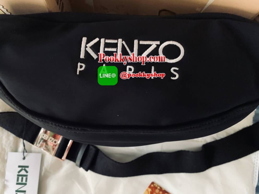 พร้อมส่ง Kenzo Icon Tiger Belt Bag ดีไซต์ที่โดดเด่น ผสมผสานกันอย่างลงตัว กระเป๋าคาดอก/คาดเอว Kenzo วัสดุ : 75% Rubber , 25% Polyester เปิดปิดด้วยซิป ด้านหน้ามี 1 ช่องชิปสำหรับเก็บของที่หยิบใช้บ่อยระหว่างวัน ด้านในโล่งกว้าง จุของได้เยอะพอควร สายสะพายปรับเล