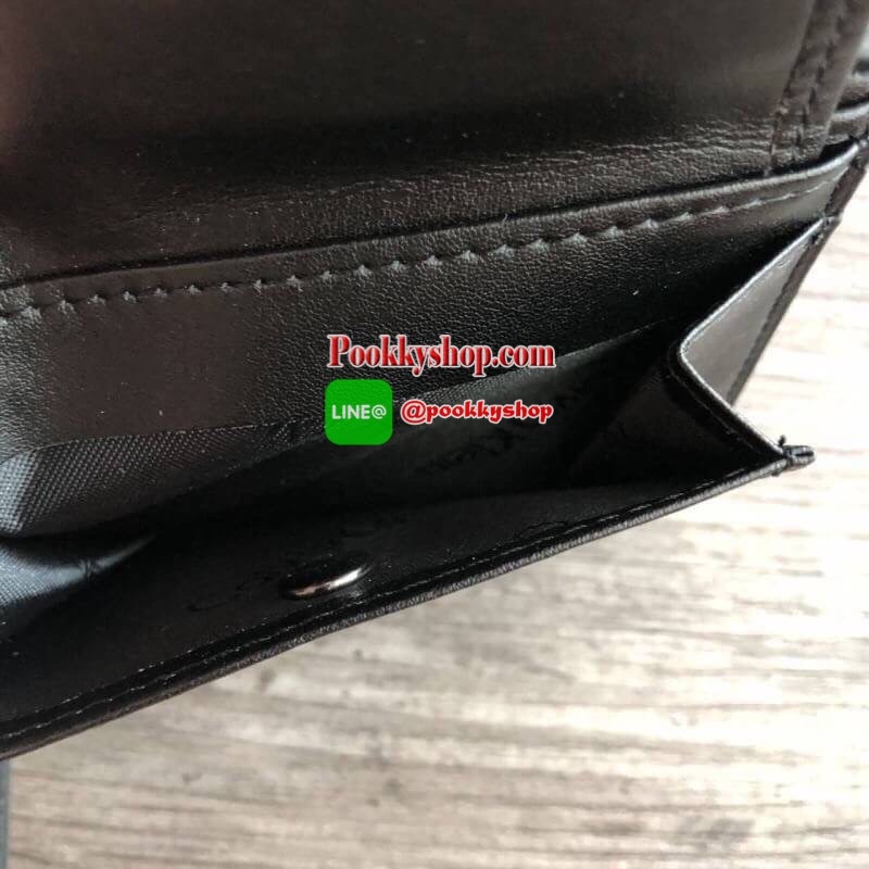 Calvin Klein Leather Belt & Wallet Set Setกระเป๋าสตางค์+เข็มขัด กระเป๋าสตางค์ด้านหน้าปั๊มชื่อแบรนด์ มีช่องใส่บัตร ช่องใส่ธนบัตร 2 ช่อง และช่องเก็บเหรียญ เข็มขัดหนังแท้ปั๊มแบรนด์ สามารถสลับใช้ได้ทั้ง 2 ด้าน เข็มขัดปรับระดับได้ 5 ระดับ มาพร้อมที่เจาะรูจ้า