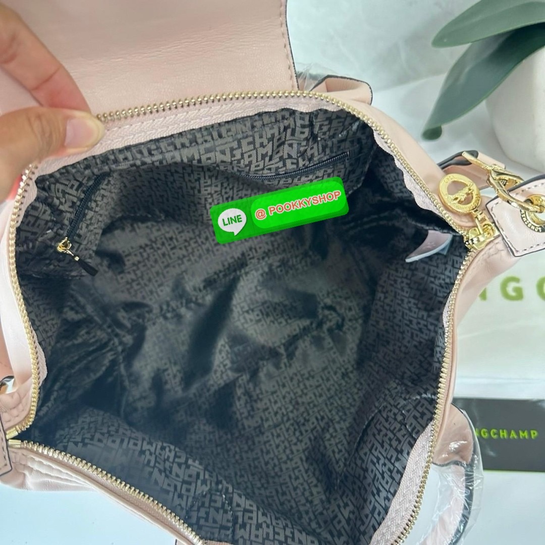LONGCHAMP Le Pliage Xtra L Leather Handbag 🔖กระเป๋าสะพายคอสบอดี้ รุ่นใหม่โด่ดเด่นลูกเล่นของลูกปัดห้อยสีสันสดใส ทำให้กระเป๋าดูมีลูกเล่นมากขึ้น 🔖วัสดุ : หนังวัวทั้งใบนิ่มน่าสัมผัส 🔖เปิด-ปิดแบบกระดุมแป็ก มีซิปปิดปากกระเป๋าอีกชั้น ป้อง