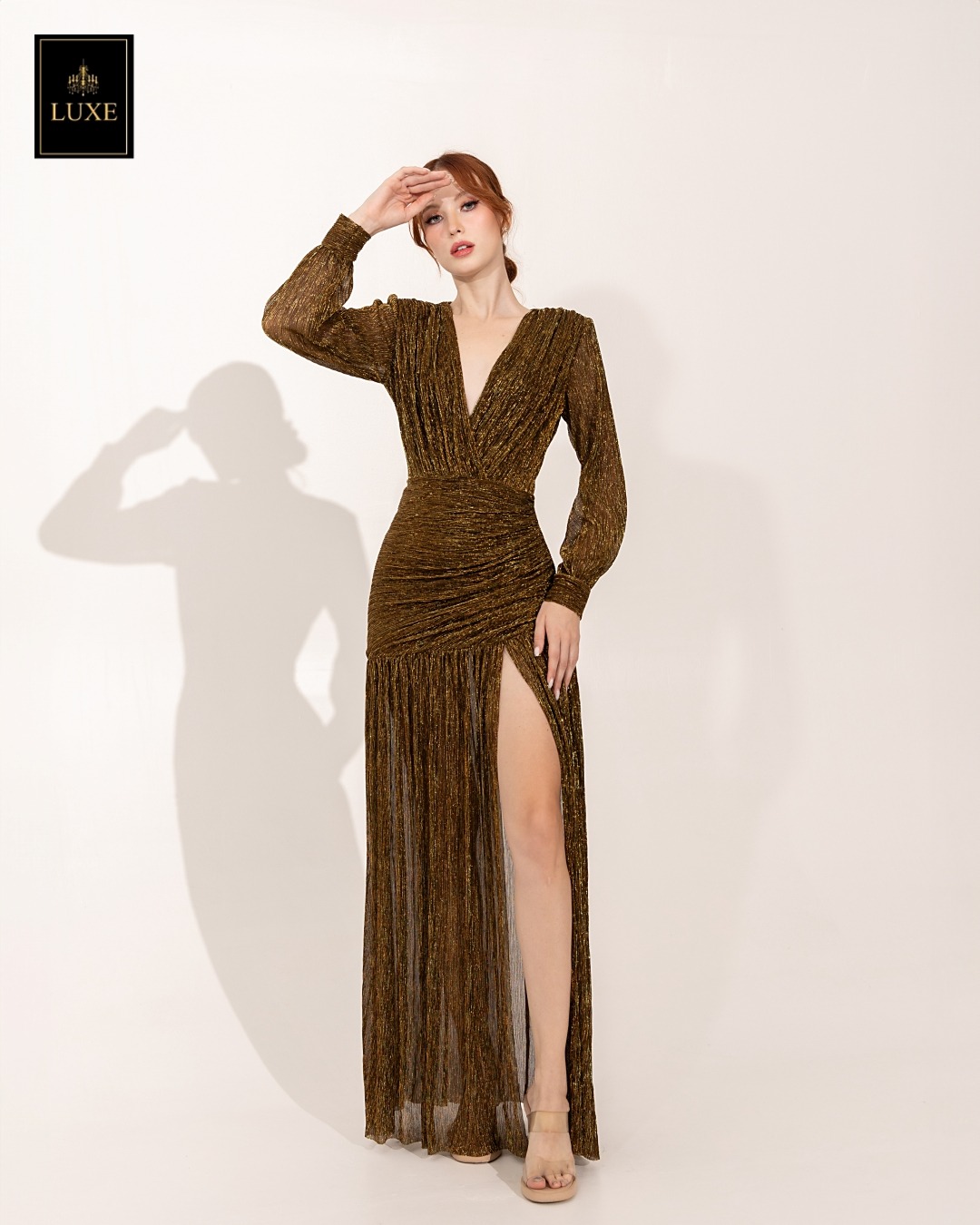 เดรสแฟชั่น แม็กซี่เดรสเสื้อคอวีป้าย แขนยาวเสริมไหล่ กระโปรงจับเดรปย่นเข้ารูปตรงสะโพก