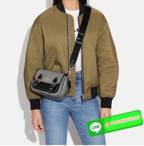 COACH LUCY CROSSBODY BAG((CA622)) 🔹พร้อมส่ง กระเป๋าสะพายแบบครอสบอดี้ร์ ทรงเก๋ วัสดุ แคนวาส+หนังแท้ ได้ลงตัวสวยงาม 🔹เปิดปิดกระเป๋าแบบกระดุมแป๊กสองข้าง ภายในมีข่องให้ใส่ของ3ช่องด้วยกัน ช่องค่อนข้างกางออกได้กว้าง จุของได้หลายอย่างเลยค่ะ มีช่อ