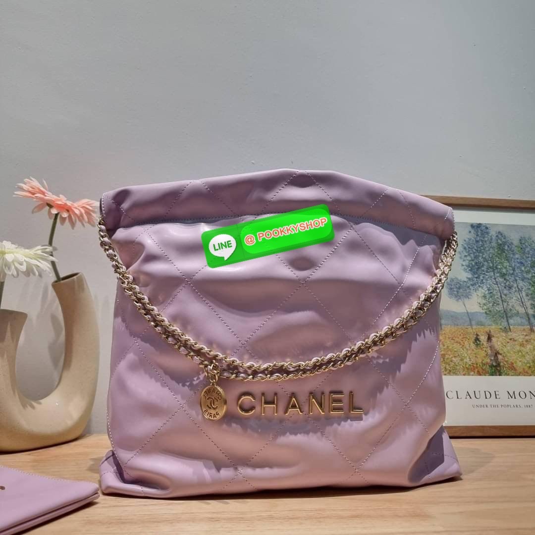 เกินต้านที่สุดกับไอเท็มนี้ Chanel 22 ที่สาวๆหรือใครๆก็ต้องมีแล้ว!! แค่เห็นก็หลงรัก กระเป๋าทรงสวย ดีเทลเรียบแต่มีความหรูแอบซ่อนอยู่ ด้วยดีไซน์สายสะพายโซ่สีทอง และโลโก้อันโดดเด่น วัสดุหนังแกะ สัมผัสดีงามน่าหลงใหลมาก ใช้ได้ง่ายๆไปเลยทุกโอกาส ใช้งานได้สะดวก ม