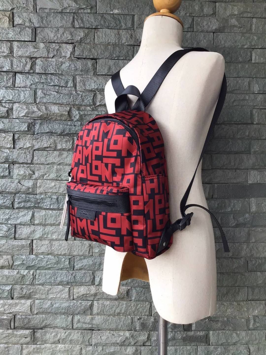 LONGCHAMP LE PLIAGE LGP BACKPACK รายละเอียด • วัสดุ: ผ้าใบ • อะไหล่: นิกเกิล • ตัวกระเป๋า: ผ้าใบโพลีอะไมด์เคลือบด้านใน • ตกแต่ง: หนังวัว รายละเอียดภายนอก • การปิด: ด้วยซิป • สายสะพาย: เลื่อนปรับระดับได้ • ช่อง: 1 ช่องซิป ภายใน • ช่องใส่ของ: 1 ช่อง ช่องด้า